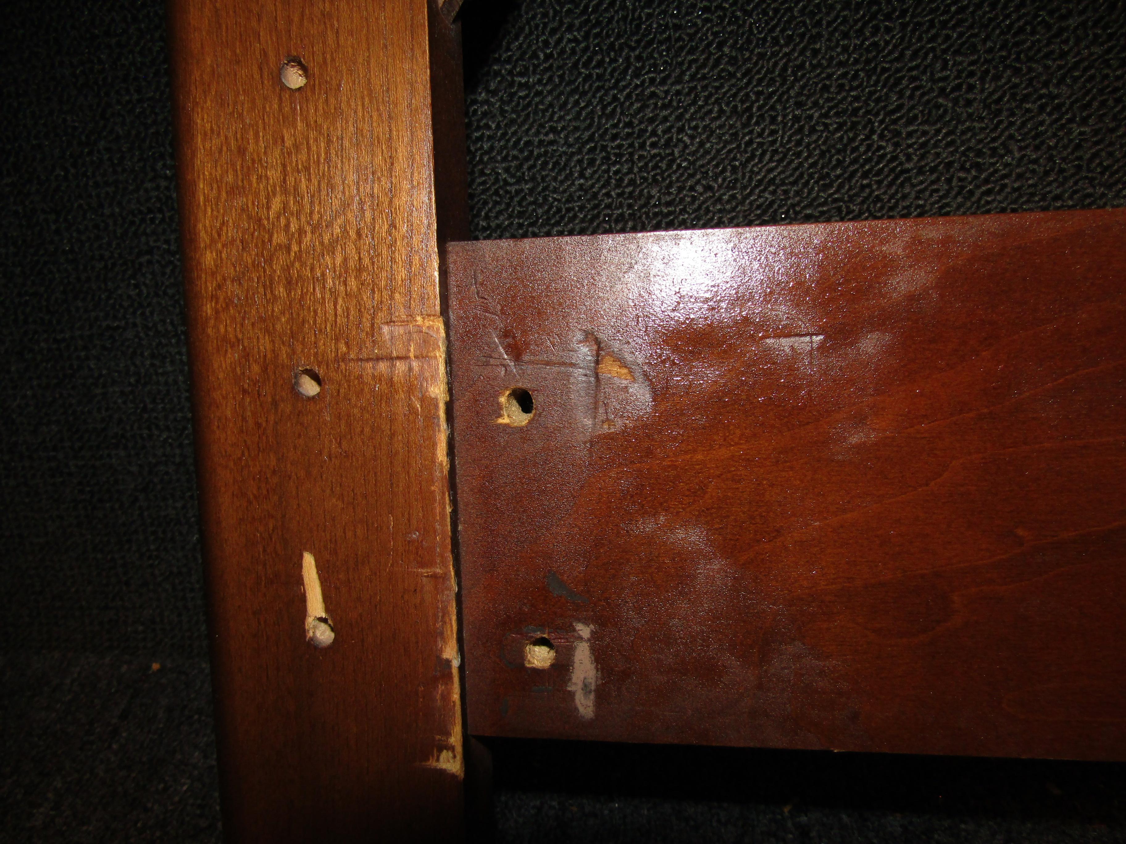 King size walnut headboard. In good condition. 

Please confirm item location with dealer: NJ/NY.

   