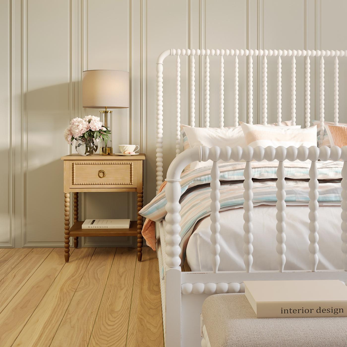 King Size White Spindle Bed Frame In New Condition For Sale In Westwood, NJ