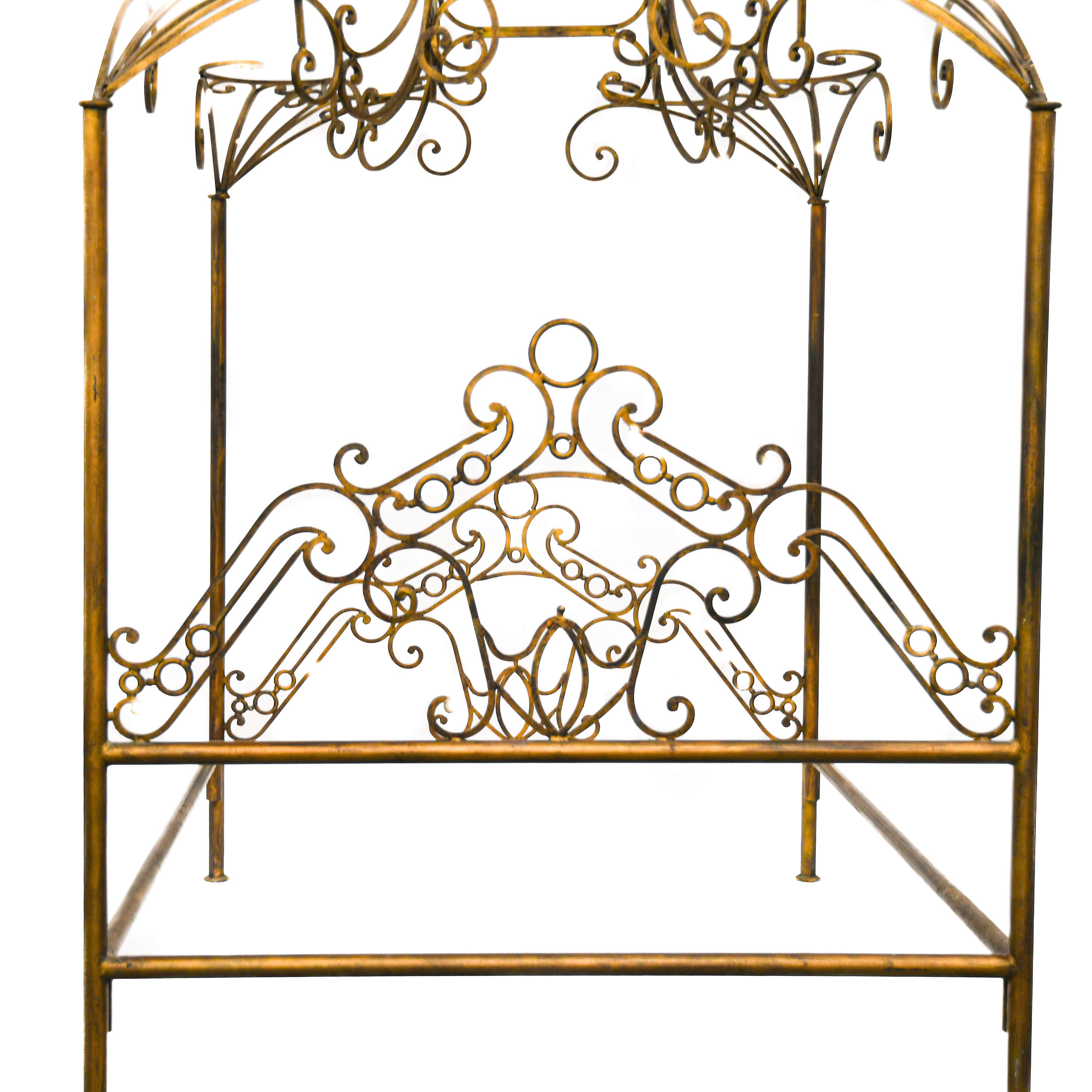 ieses schmiedeeiserne Himmelbett im Stil von Phyllis Morris zeichnet sich durch eine kunstvolle Silhouette aus, die von dramatischen Schnörkeln und eleganten Bögen bestimmt wird. Das Gestell ist aus Schmiedeeisen gefertigt und in einem warmen