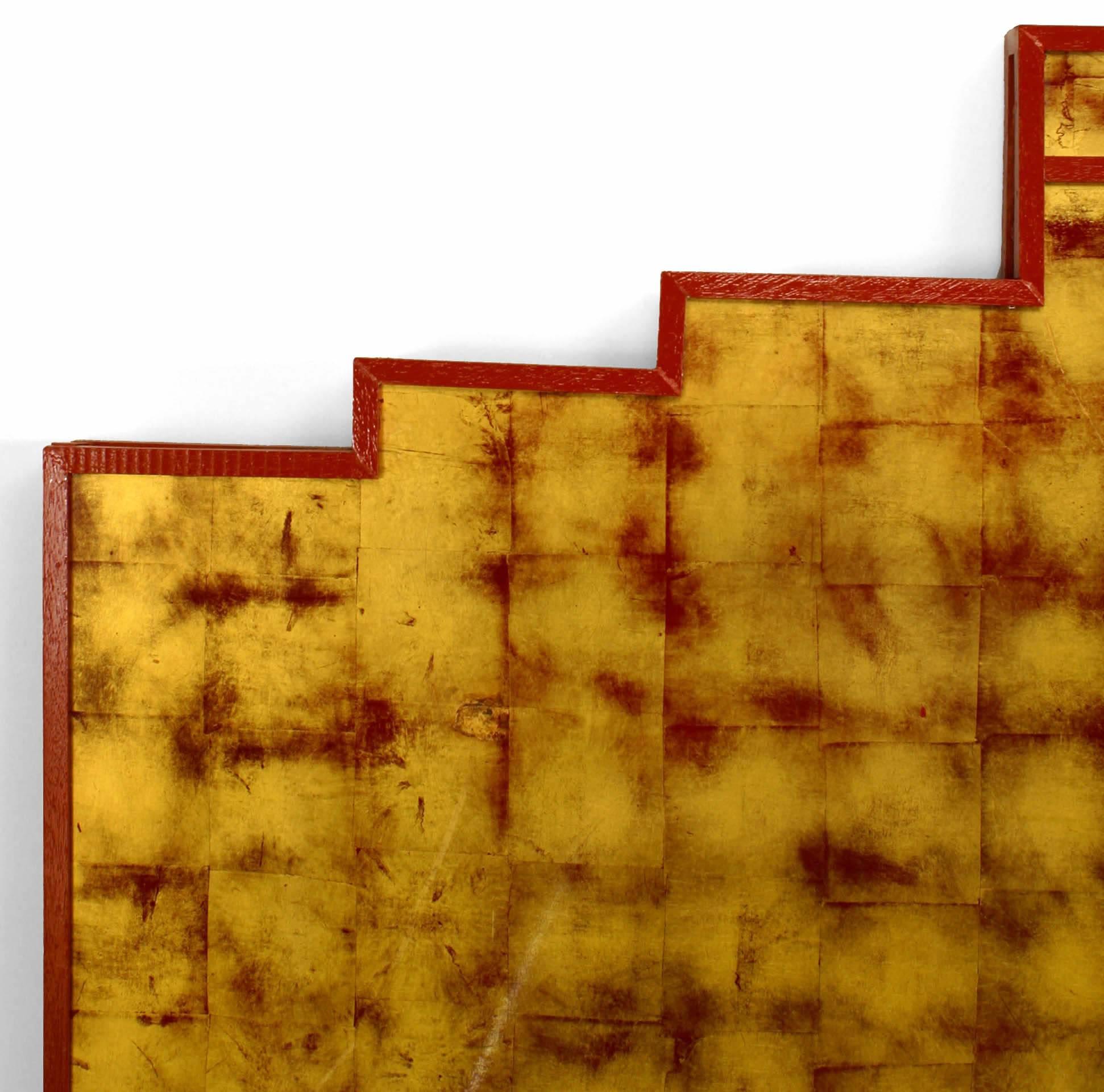 Tête de lit king size Art Déco français avec feuilles d'or carrées appliquées et fronton de forme géométrique avec garniture en laque rouge (inclus : tête de lit seulement) (Attribué à KATSU Hamanaka 1895 'Äì 1982)

