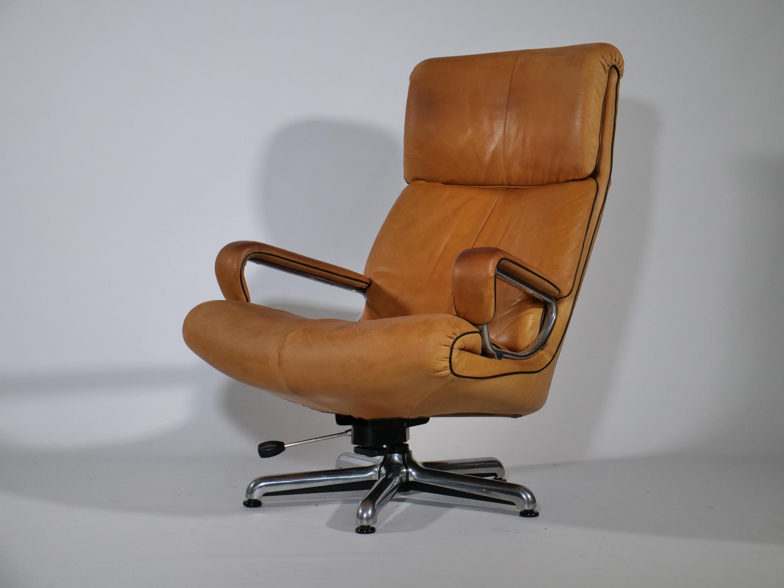 Cognacfarbener Ledersessel von Strässle Model: King. 
Der drehbare Sessel wurde von André Vandenbeuck designt und in hochwertiger Qualität in der Schweiz produziert. Er ist Bestandteil der Strässle Collection! 
Ein wirklich extrem bequemer Leder