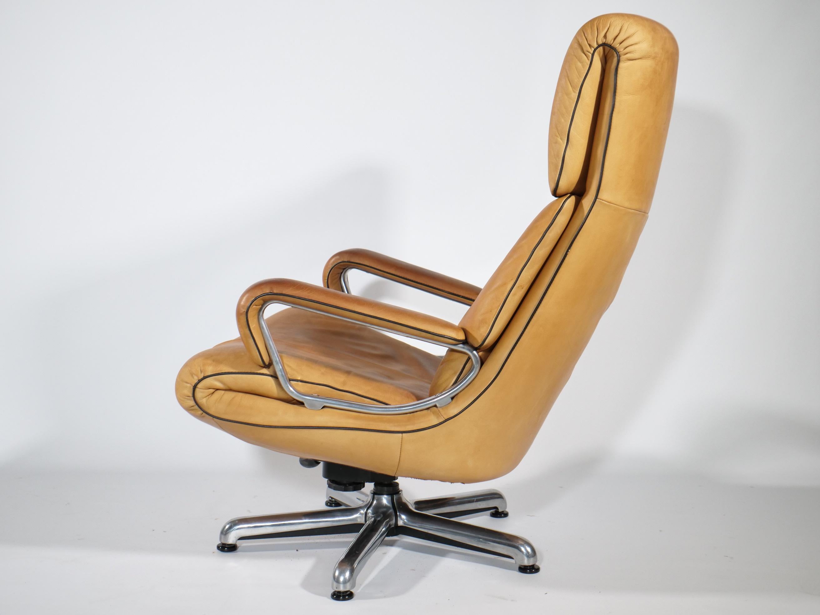 King Swivel Lounge Chair in Leather by André Vandenbeuck for Strässle In Good Condition For Sale In Mainz, DE