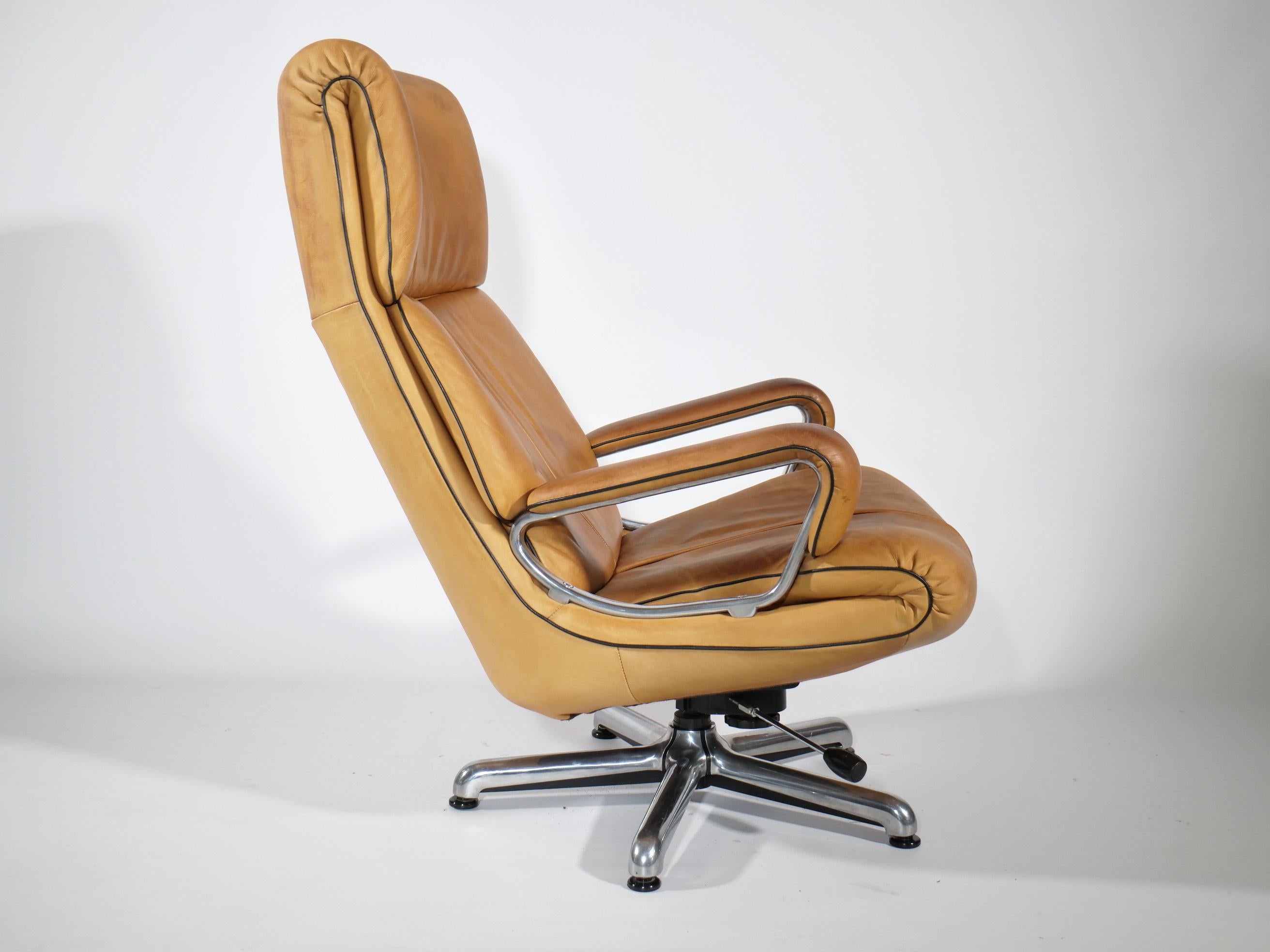 Metal King Swivel Lounge Chair in Leather by André Vandenbeuck for Strässle For Sale