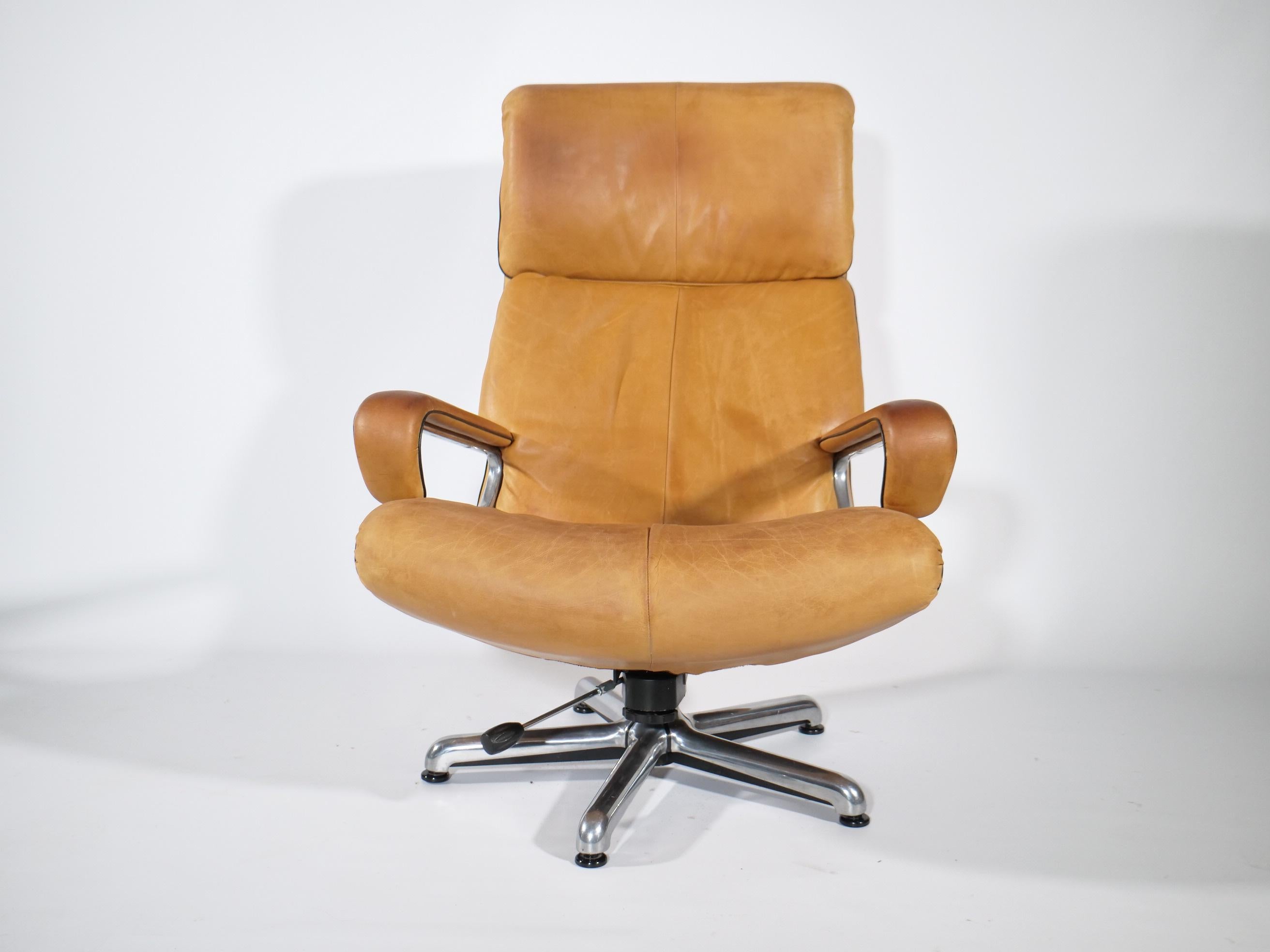 King Swivel Lounge Chair in Leather by André Vandenbeuck for Strässle For Sale 1