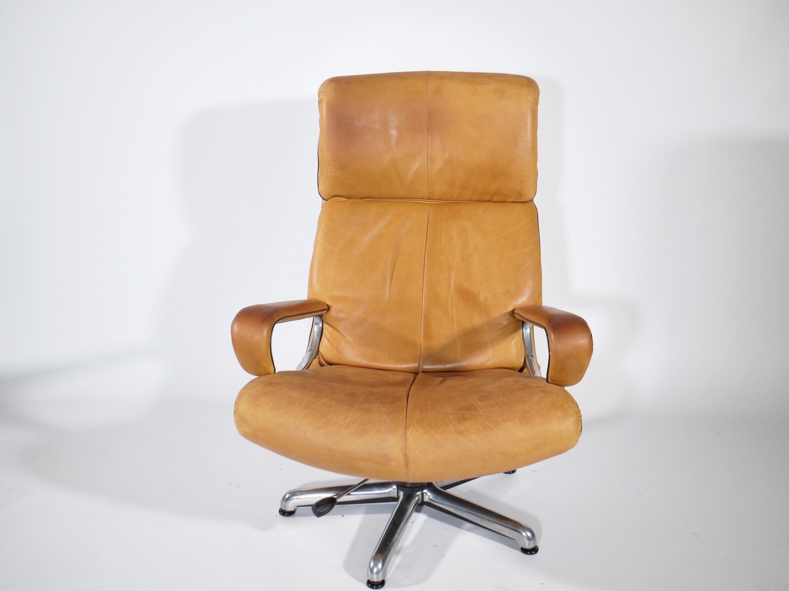 King Swivel Lounge Chair in Leather by André Vandenbeuck for Strässle For Sale 2