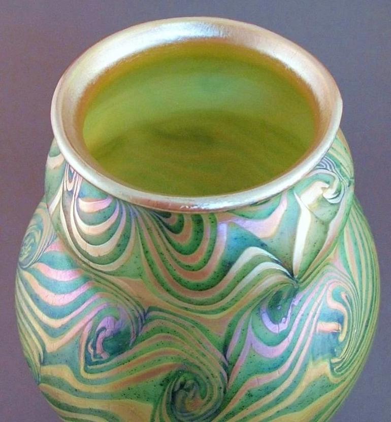 King Tut Swirling Pattern Iridescent Gold Green Tall Art Glass, 20th Century In Excellent Condition For Sale In Portland, OR
