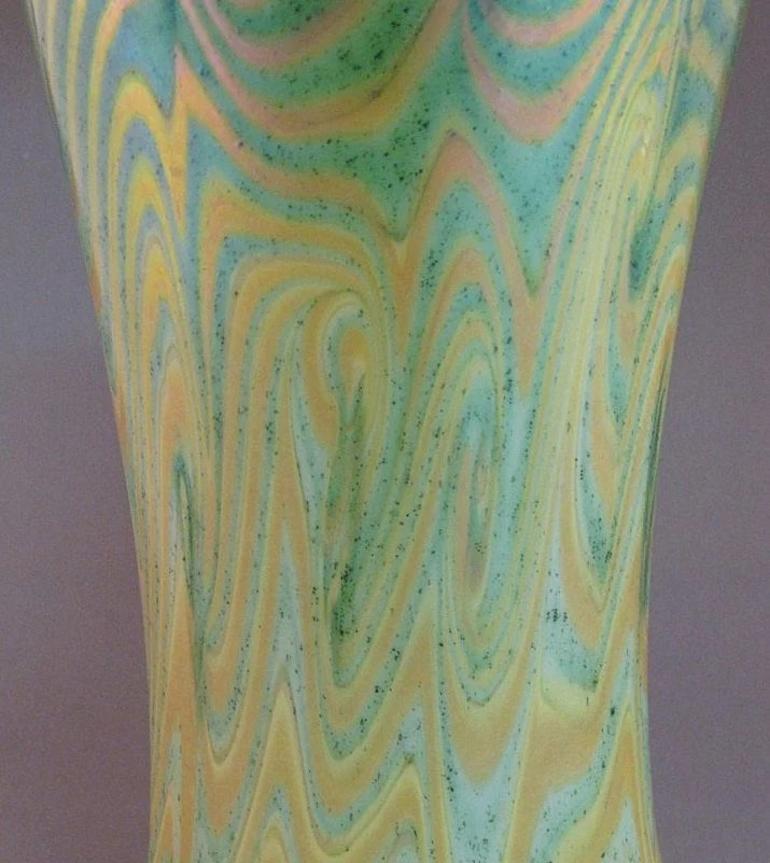 King Tut Swirling Pattern Iridescent Gold Green Tall Art Glass, 20th Century For Sale 1
