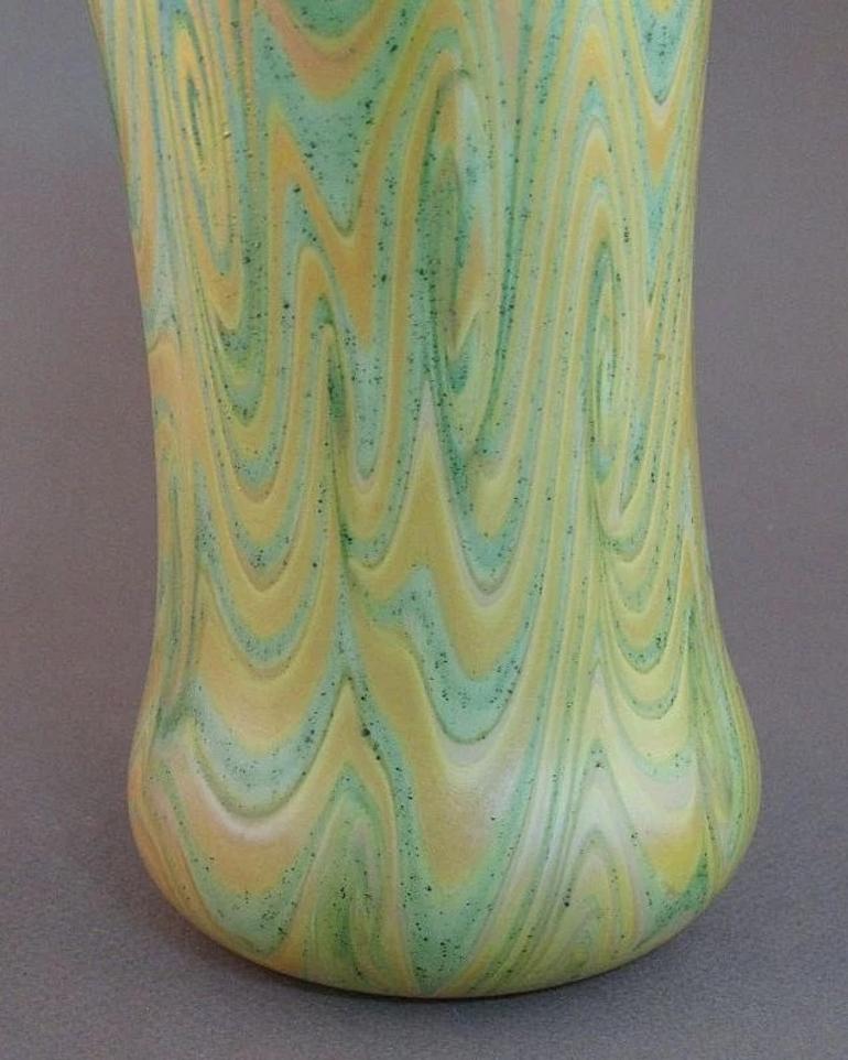 King Tut Swirling Pattern Iridescent Gold Green Tall Art Glass, 20th Century For Sale 2