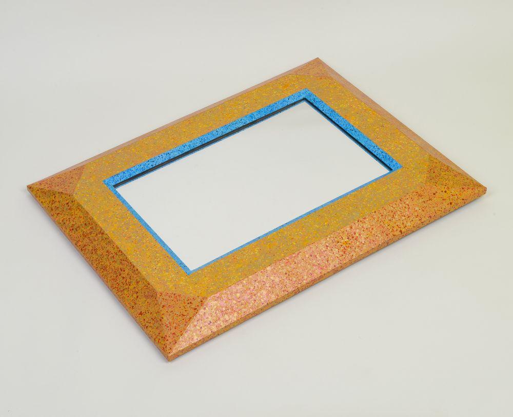 Encres acryliques et à base de gomme-laque sur papier Ingres avec deux tons d'encre dorée : or rouge et or citron ; avec miroir à faible teneur en fer. Signé et daté par l'artiste au verso. Le miroir du roi Tut est un miroir rectangulaire fabriqué à