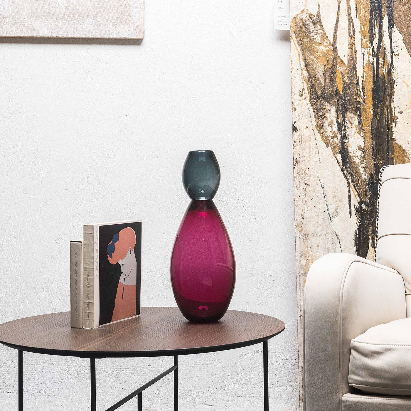 King designed by Karim Rashid is a curvaceous vase that combine regality with visual wit. Proposed in combination with Queen, the ovoid “crown” of King extends upward endowing the vase with a distinct character. Conceived to contain one flower for a