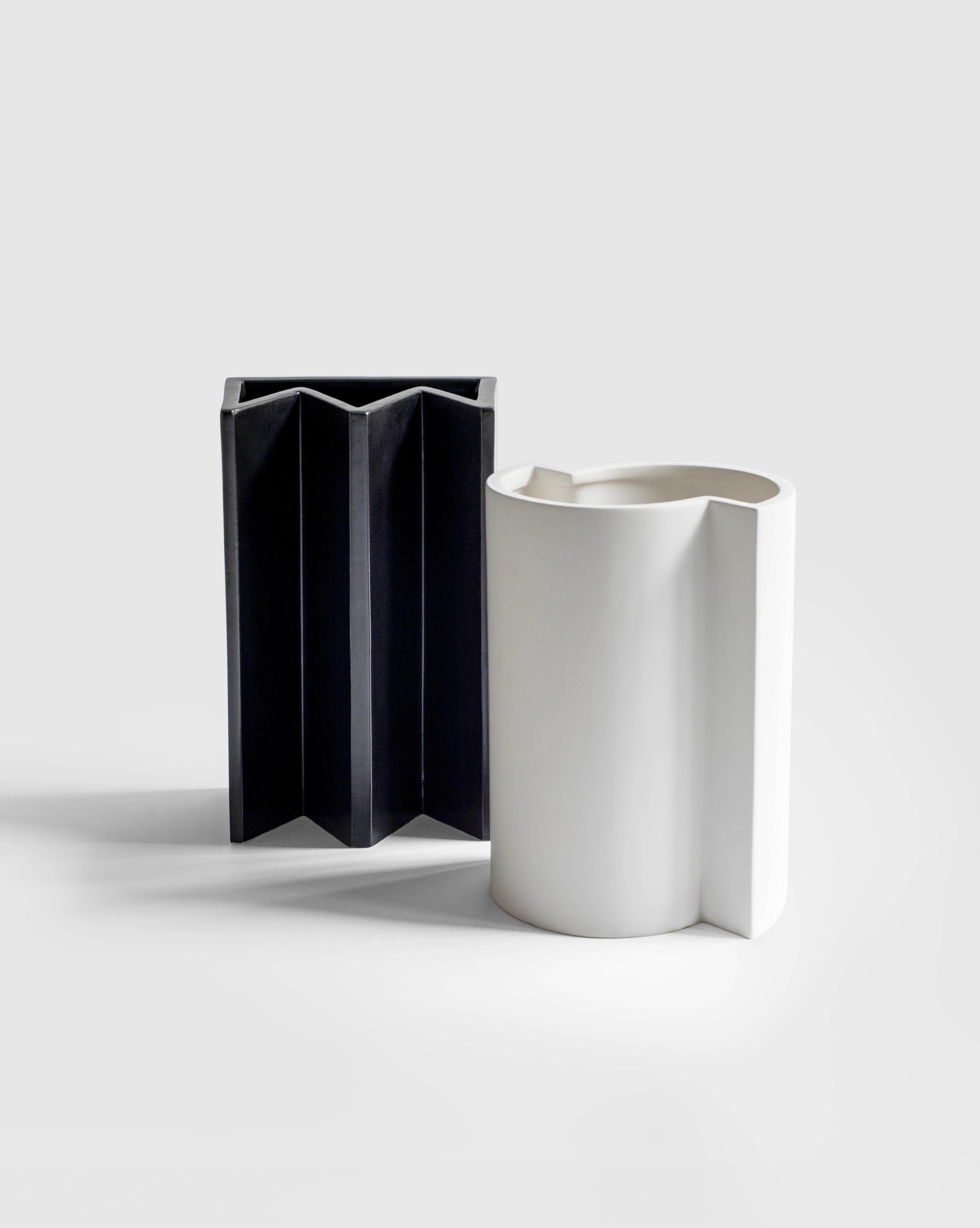 Moderne Vase King, fabriqué à la main en céramique noire, inspiré des échecs, Italie Sara Khamisi en vente