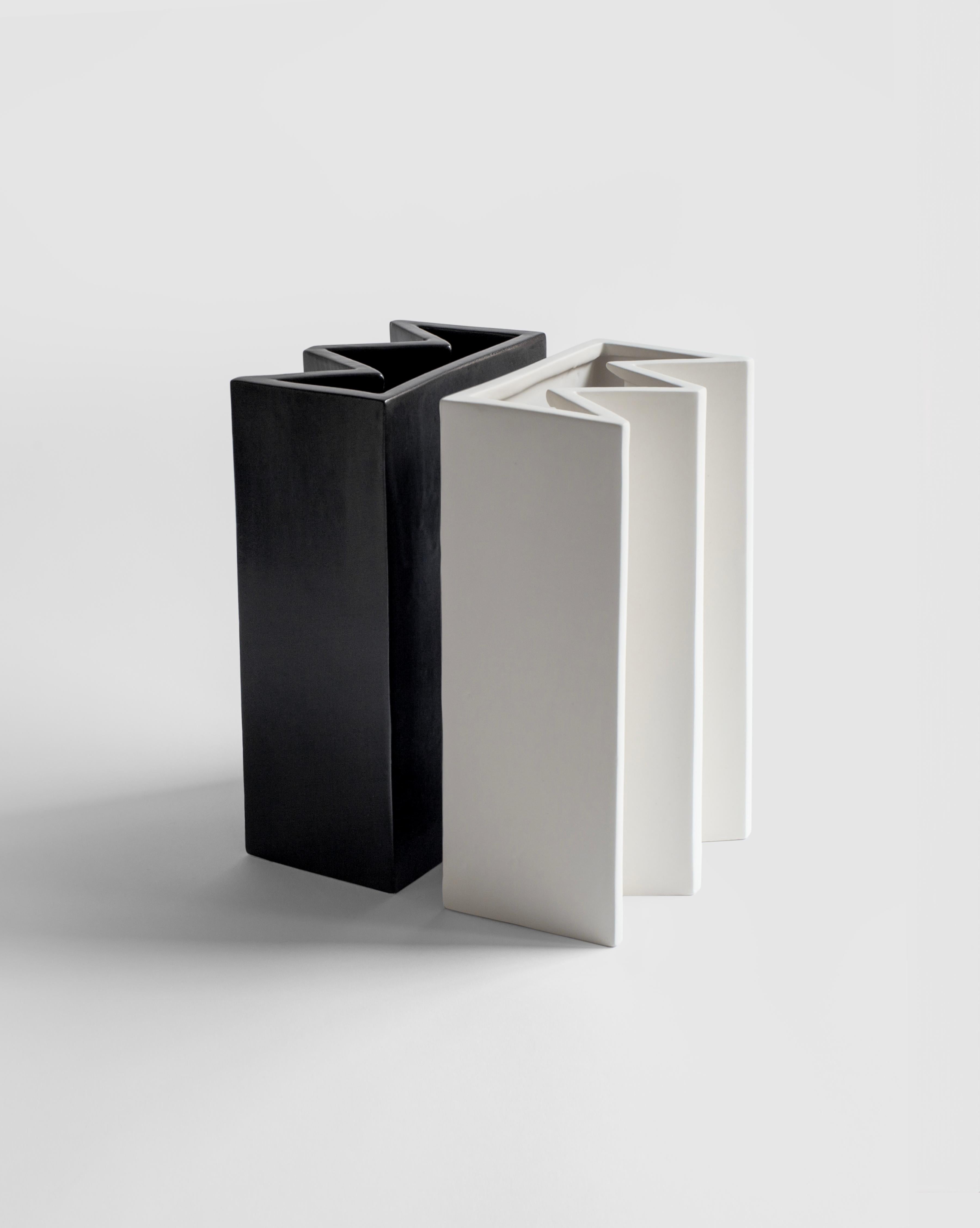 italien Vase King, fabriqué à la main en céramique noire, inspiré des échecs, Italie Sara Khamisi en vente