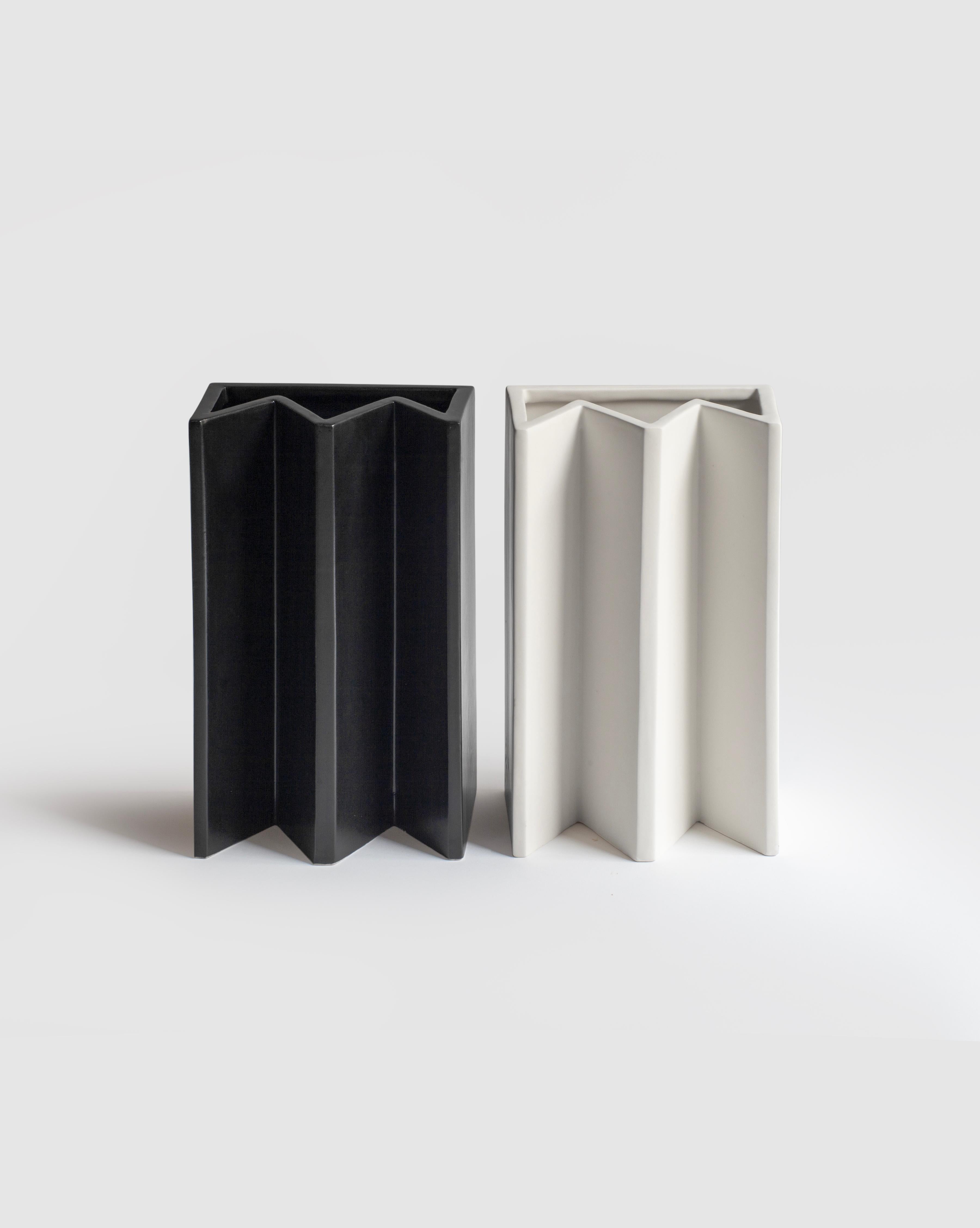 Moulage Vase King, fabriqué à la main en céramique noire, inspiré des échecs, Italie Sara Khamisi en vente