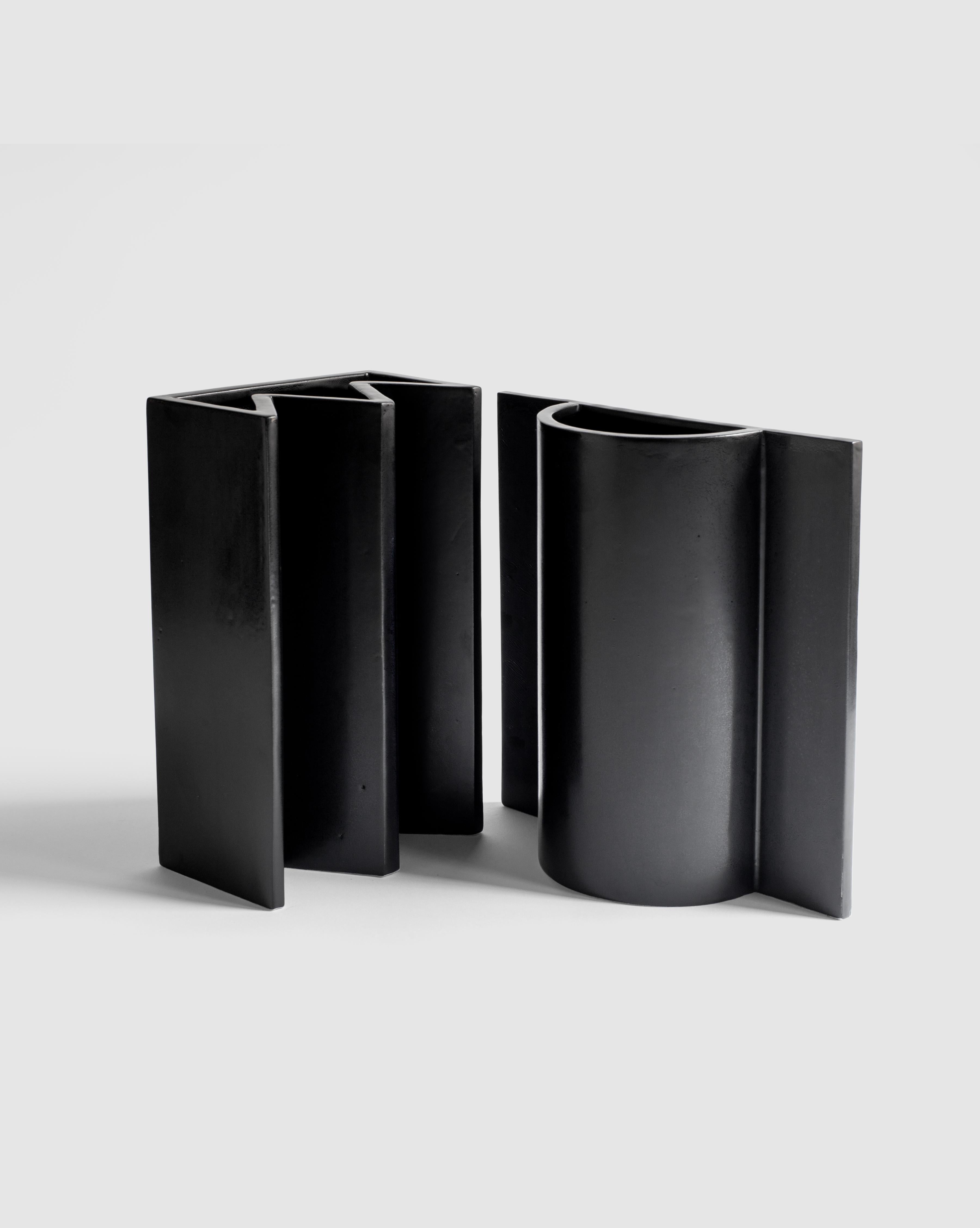 XXIe siècle et contemporain Vase King, fabriqué à la main en céramique noire, inspiré des échecs, Italie Sara Khamisi en vente