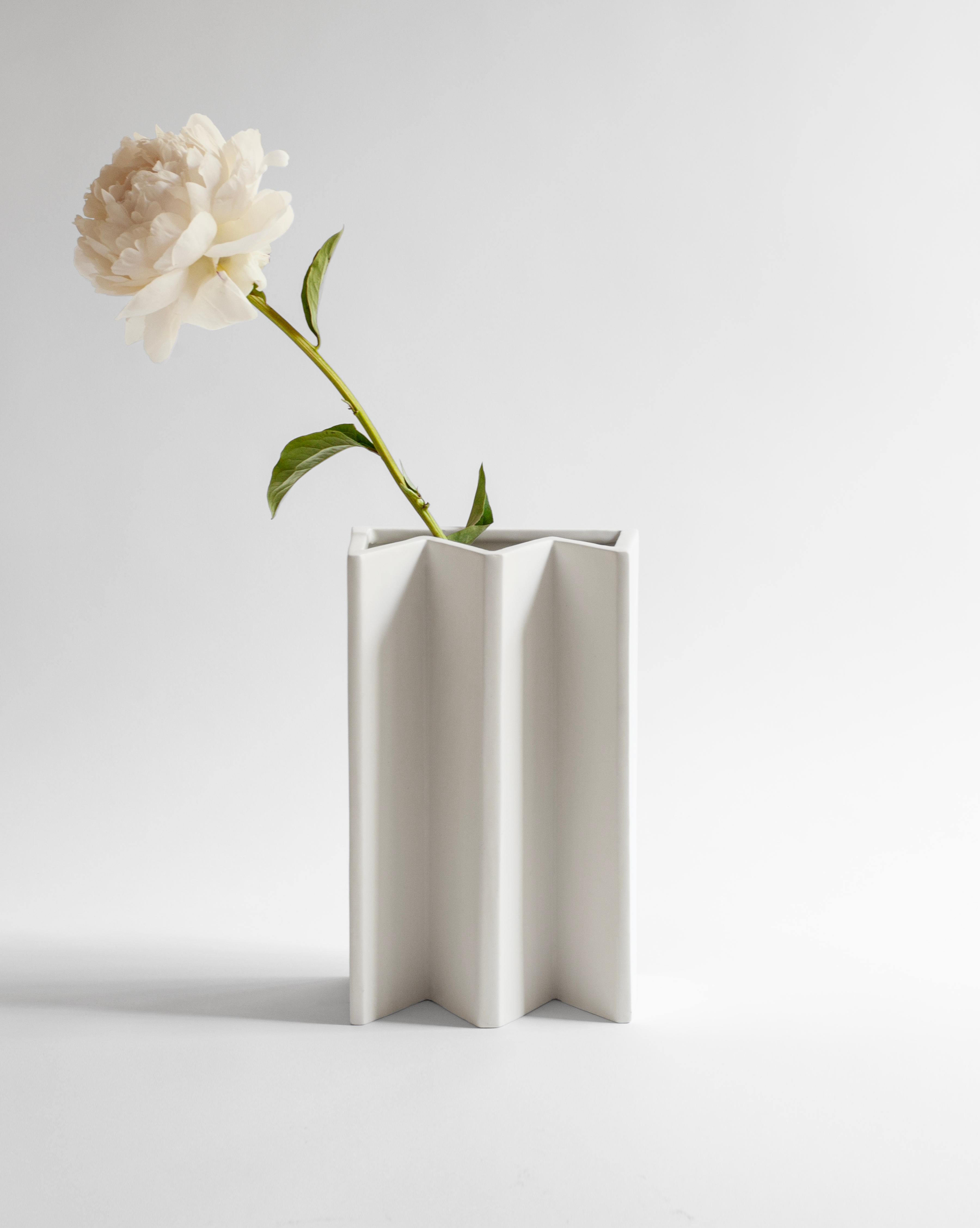 italien Vase King, fabriqué à la main en céramique blanche, inspiré des échecs, Italie Sara Khamisi en vente