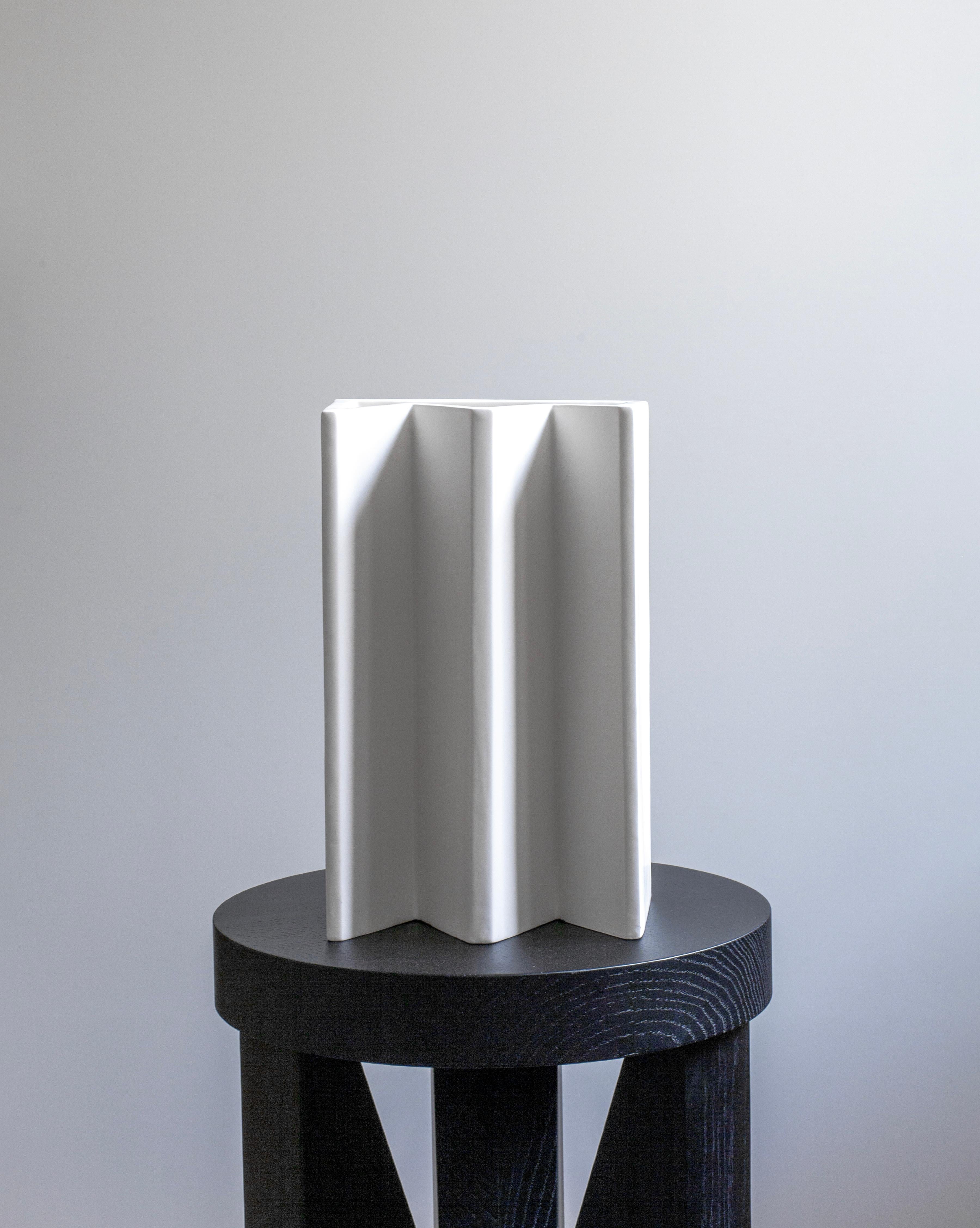 XXIe siècle et contemporain Vase King, fabriqué à la main en céramique blanche, inspiré des échecs, Italie Sara Khamisi en vente