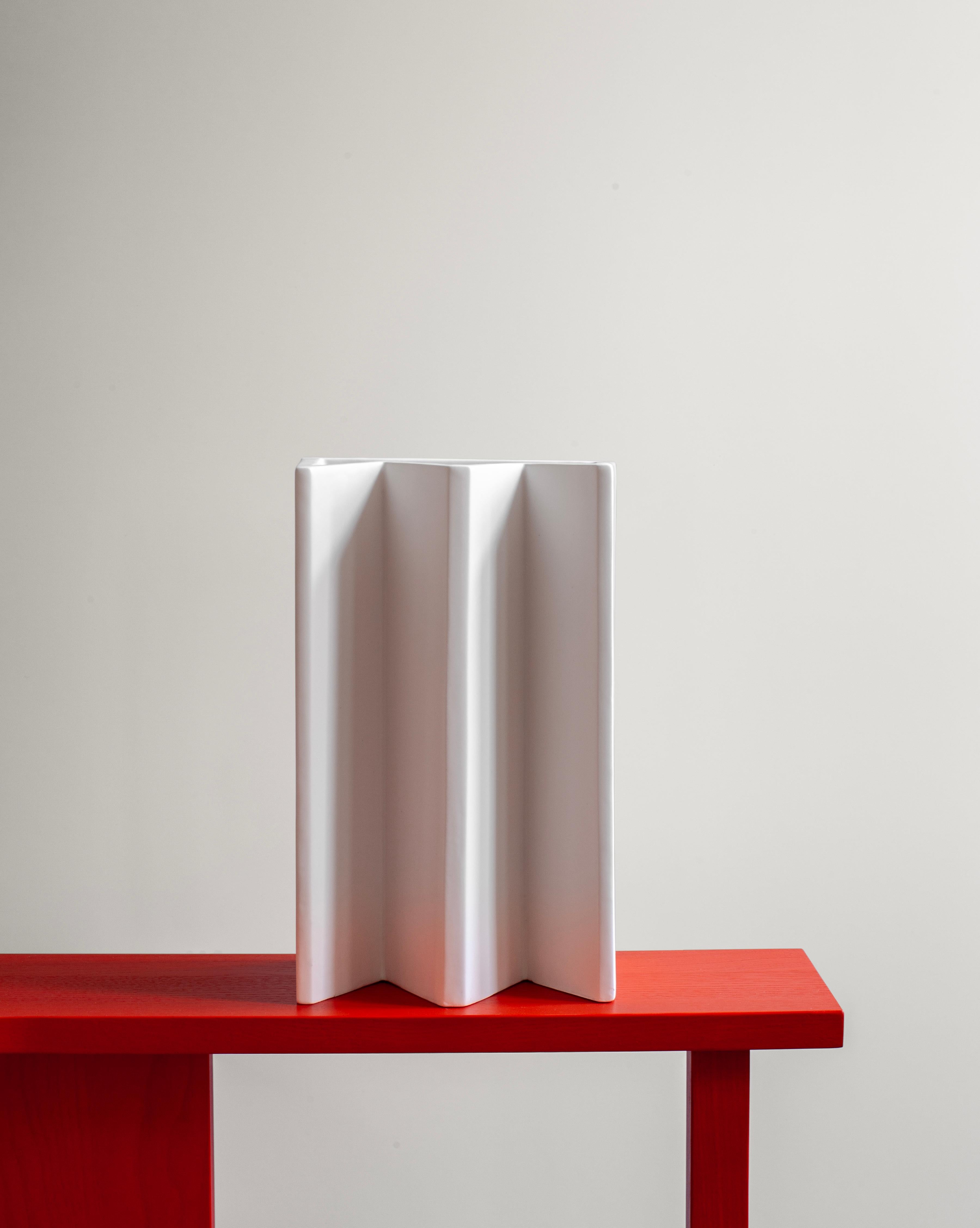 Céramique Vase King, fabriqué à la main en céramique blanche, inspiré des échecs, Italie Sara Khamisi en vente