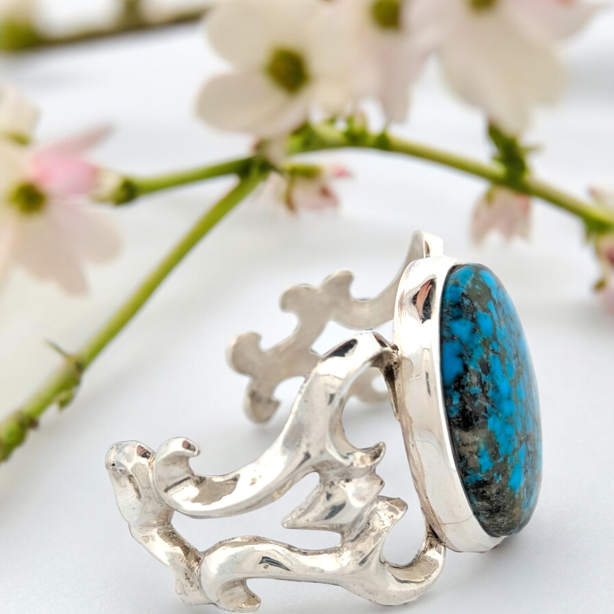 The dazzling sterling silver used to create this alluring cuff bracelet captures the essence of the Southwest and has a timeless appeal. The magnificent Kingman turquoise gemstone, which is well-known for its alluring hues and elaborate patterns, is