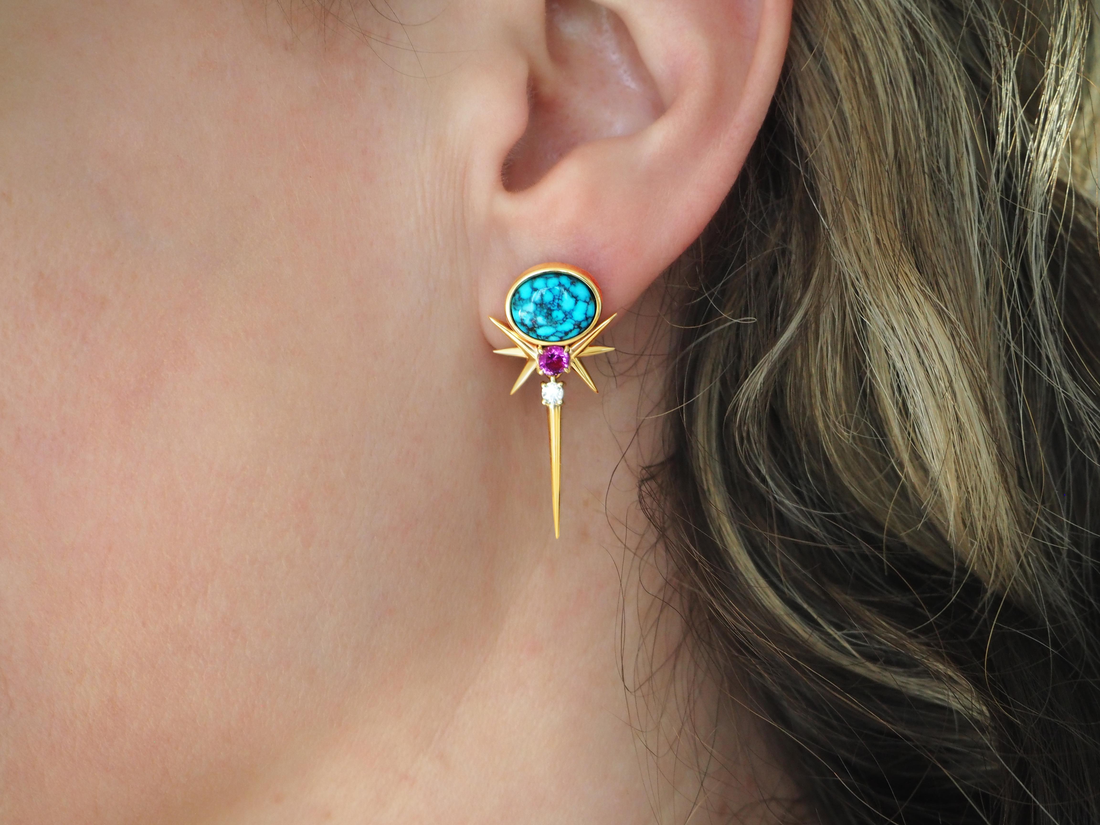 - 14ct Yellow Gold Approx 7.5gms
- Approx 15.3mm Wide x 33mm Length
- Natural Kingman Turquoise Oval-Shaped Cabachon 10mm x 8mm
- 2 x Round Fuchsia Color Sapphires Approx 0.50ct
- 2 x round Brilliant Cut Diamonds F-VS Approx 0.12ct
- Push Back