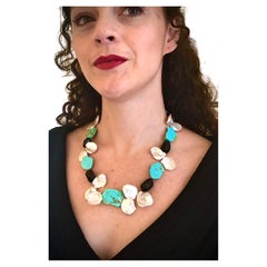 Collier de turquoise Kingman avec tourmaline massive et perles baroques Keshi en éventail