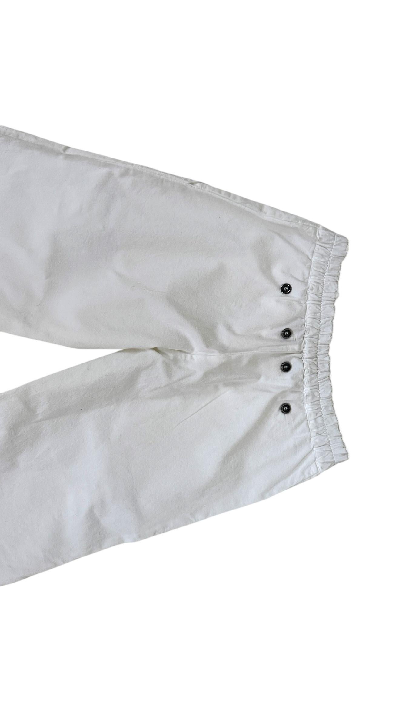 These vintage ski pants by King’s Cortina date back to the 1980s and embody the spirit of Italian alpine elegance tied to the iconic ski resort of Cortina d’Ampezzo. Crafted from sturdy white cotton, they feature a wide straight-leg cut ideal for