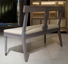 KINGS Essbank aus grauem Eichenholz, Lederpolsterung, Messing tips von Archer Humphryes