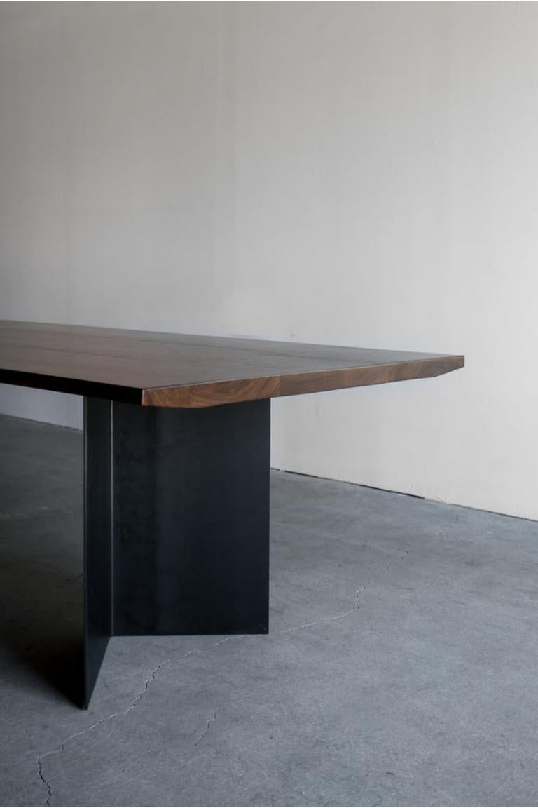 Cette table de salle à manger est fabriquée sur mesure à Los Angeles. Les planches de noyer sont coupées sur mesure et assemblées. Le métal est plié pour obtenir une forme. 

NOYER + ACIER INDUSTRIEL
FINITION POLY
PERSONNALISER CETTE PIÈCE

Pour