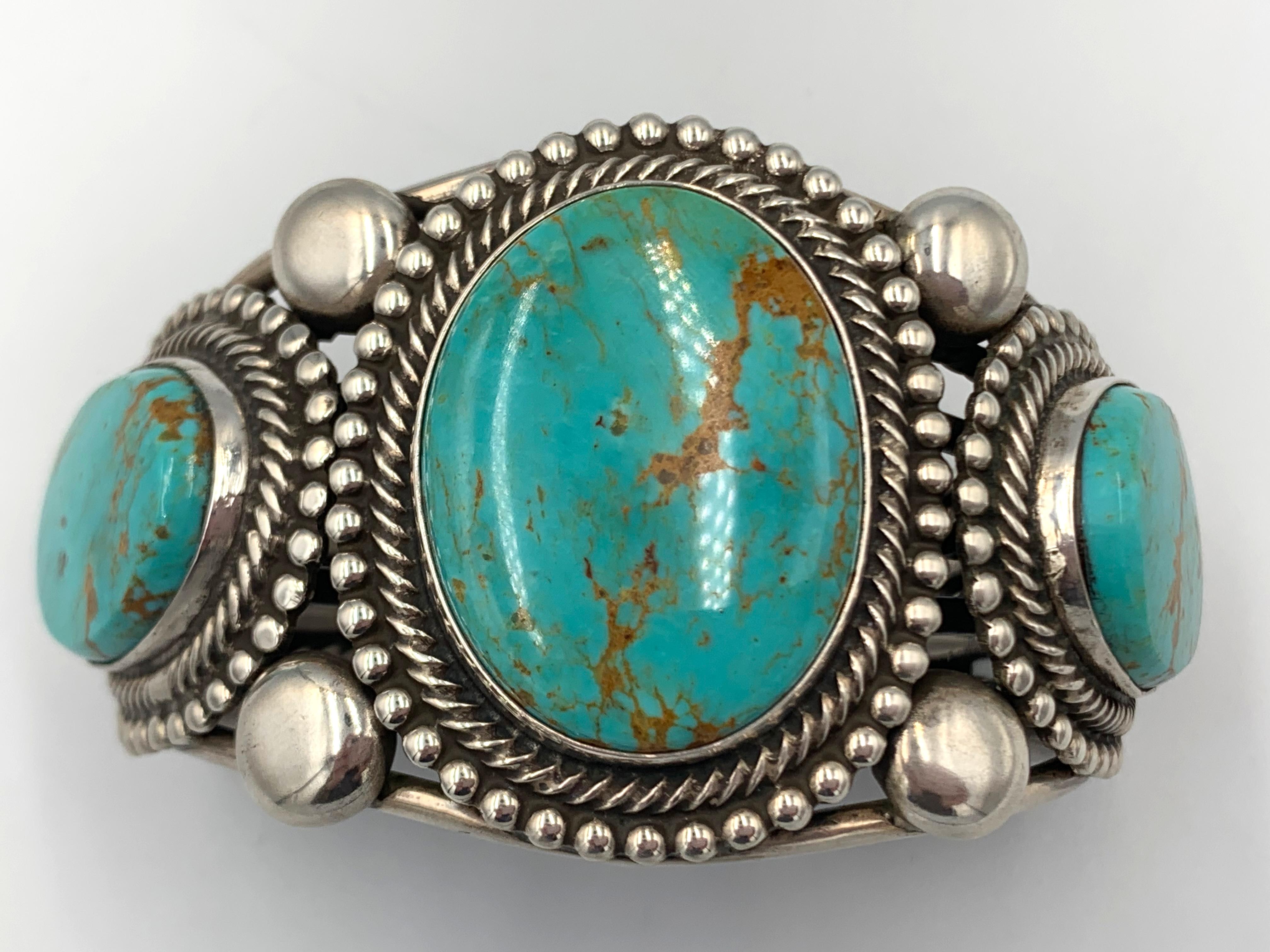 Schwere Manschette aus Sterlingsilber mit drei großen Türkiscabochons von Navajo-Silberschmied Rick Martinez. Der Mittelstein ist 1