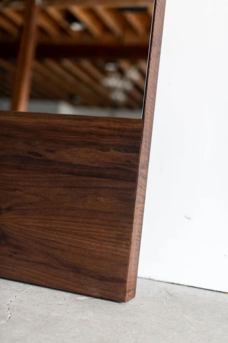 Questo specchio Kings è realizzato su misura a Los Angeles. Le tavole di noce vengono dimensionate e unite. Specchio tagliato a misura.
NOCE + SPECCHIO
FINITURA AD OLIO CON CERA DURA
PERSONALIZZA QUESTO PEZZO

Per tutti i mobili, la protezione dal