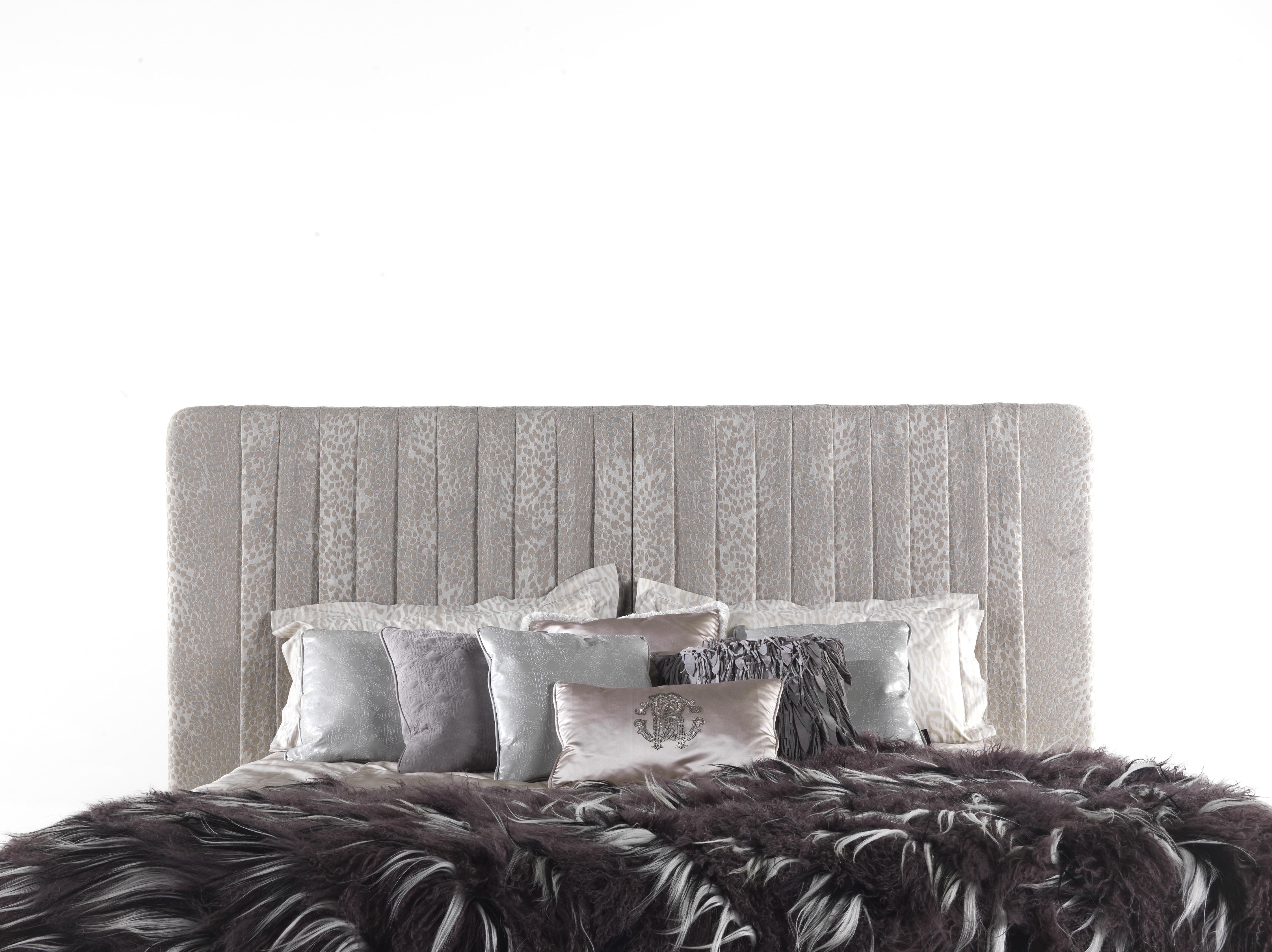 Kingston-Bett aus Stoff von Roberto Cavalli Home Interiors, 21. Jahrhundert (Italienisch) im Angebot