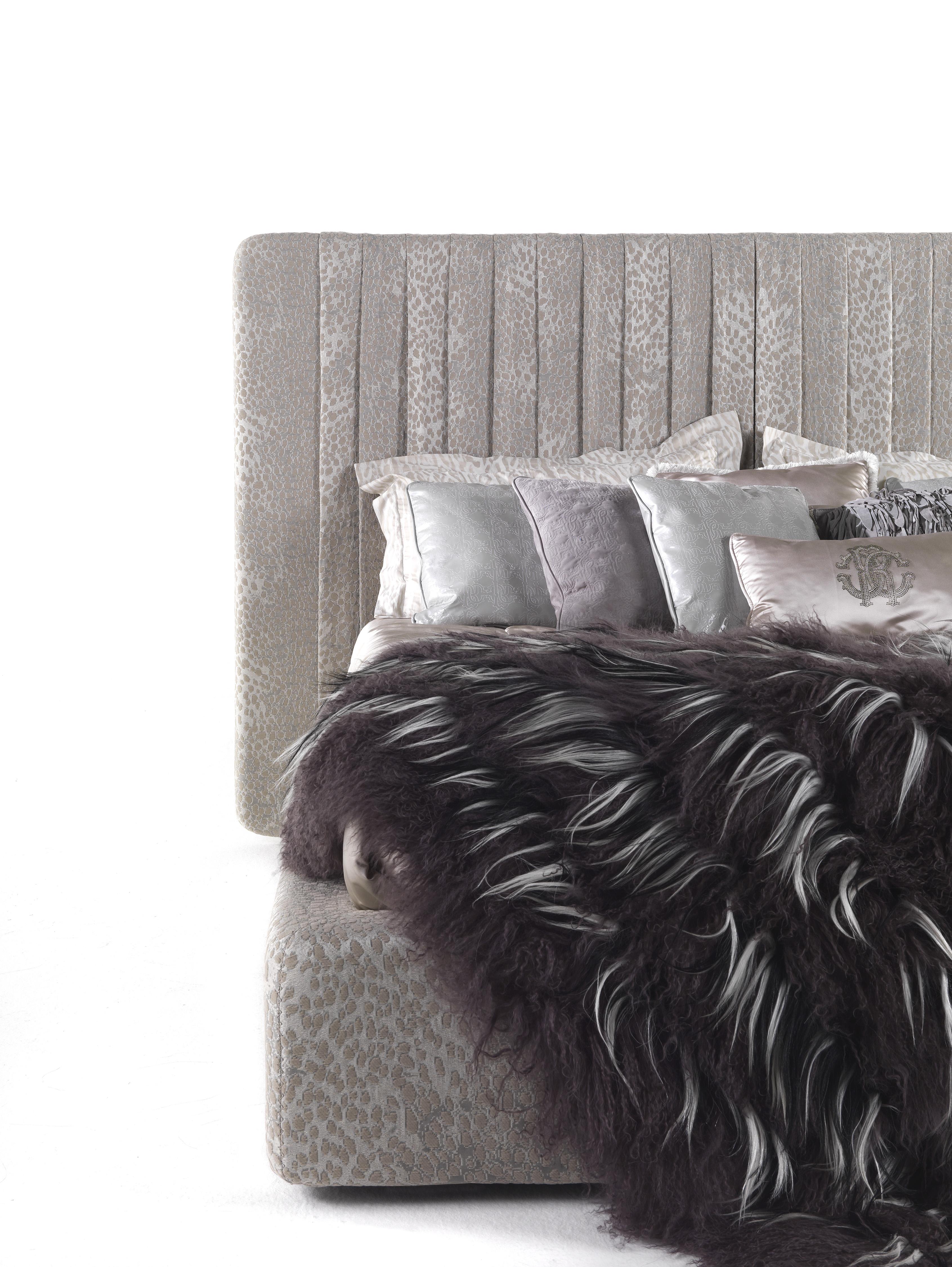 Kingston-Bett aus Stoff von Roberto Cavalli Home Interiors, 21. Jahrhundert im Zustand „Neu“ im Angebot in Cantù, Lombardia