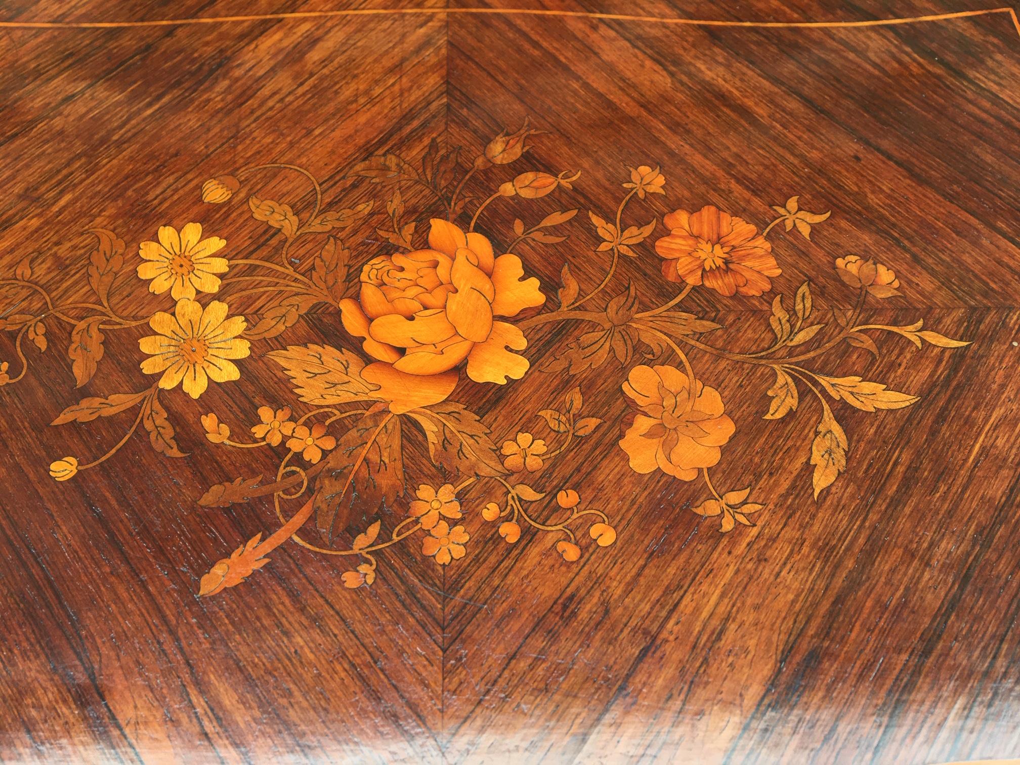 Attractive French Kingwood Ladies dressing table on cabriole legs French, circa 1900.
Shown here in excellent  condition, this delightful dressing table is pretty and compact.
It stands 29 ins high. 21 ins wide and 15 ins deep. The beautiful floral