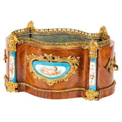 Jardinera o Jardinera Serpentina de Kingwood con Placas Estilo Sevres,  Pilastras