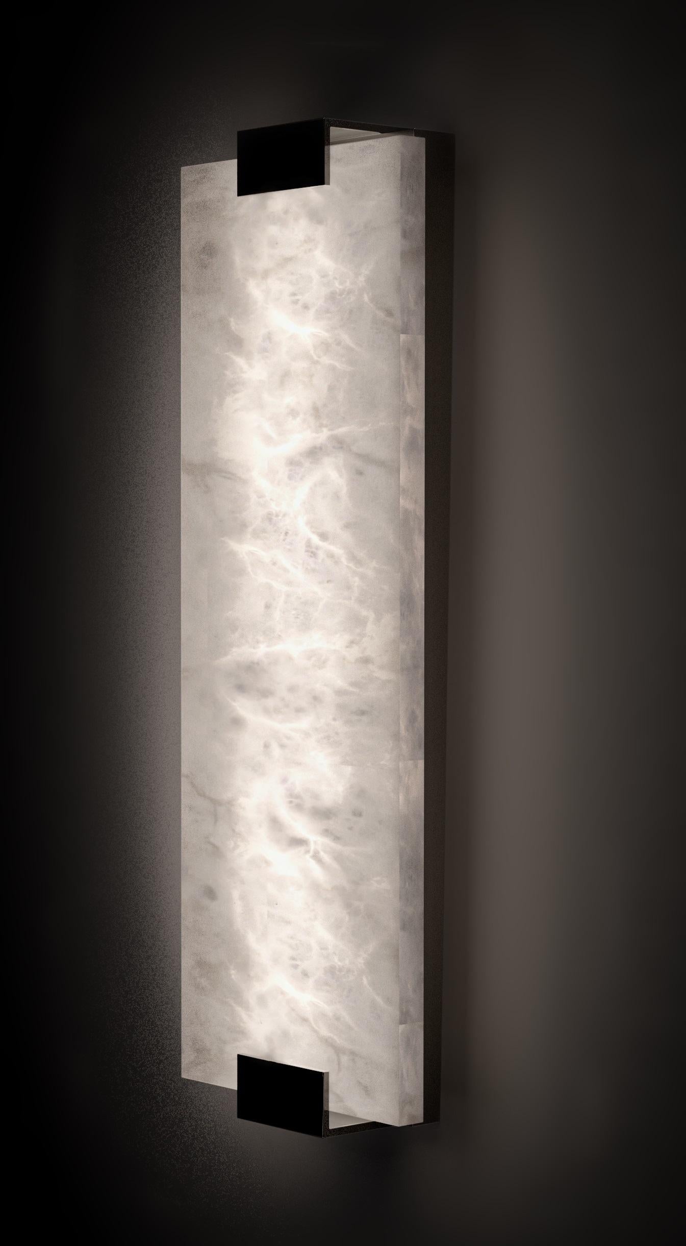 Kinkairo Medium Applique nero lucido di Alabastro Italiano
Dimensioni: Ø 20 x H. 60 cm.
Materiali: Alabastro bianco e metallo nero lucido.

Disponibile in diverse finiture: Argento lucido, Bronzo, Ottone spazzolato, Ruggine di Firenze, Brunito