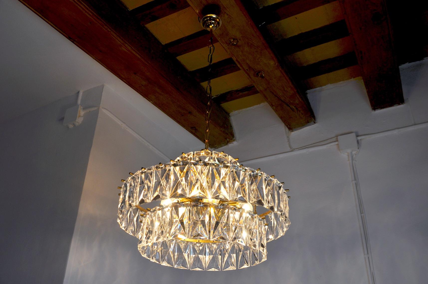 Superb and rare kinkeldey chandelier designated and produced in Germany in the 1970s. Golden structure made up of more than 30 crystals cut in perfect conservation order spread over 3 levels. Rare design object that will illuminate your interior