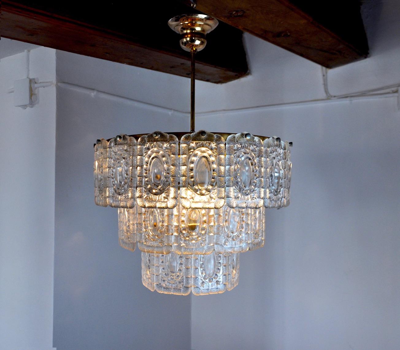 Superbo e raro lampadario Kinkeldey progettato e prodotto in Germania negli anni Settanta. Struttura dorata composta da più di 20 cristalli tagliati in perfetto ordine di conservazione distribuiti su 3 livelli. Un raro oggetto di design che