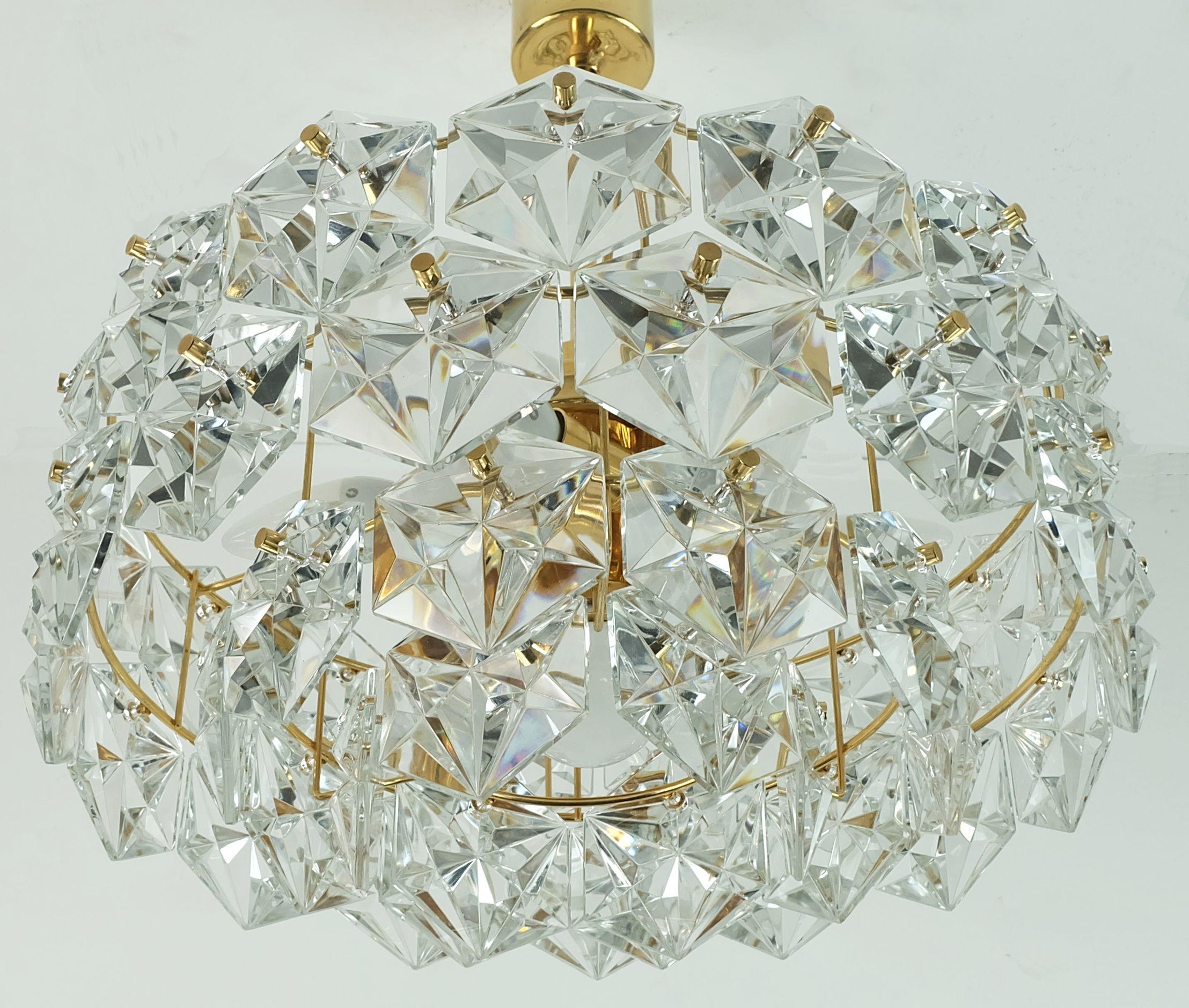 Erstaunliche und elegante Pendelleuchte, hergestellt von Kinkeldey West-Deutschland in den 1960er Jahren. Die Lampe ist aus vergoldetem Metall und Kristallglas gefertigt. Die 46 sechseckigen Glasprismen sind in drei Reihen um den Stab herum