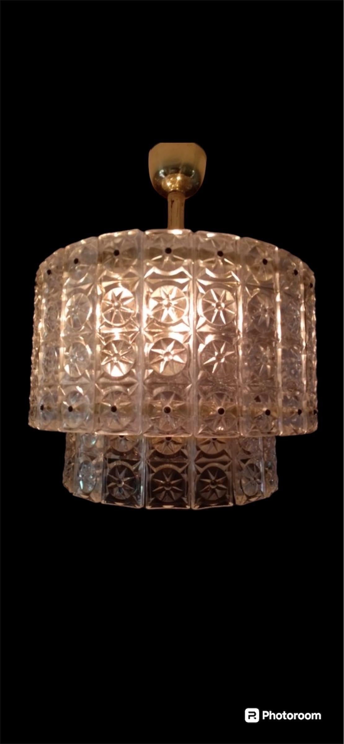 Exceptionnel lustre Kinkeldey avec grand verre. Le design et la qualité du verre font de cette pièce le meilleur de l'Austria Design.

Ce lustre unique Kindeldey en verre cristal est exceptionnel.

Ce verre d'art présente le design exclusif d'un