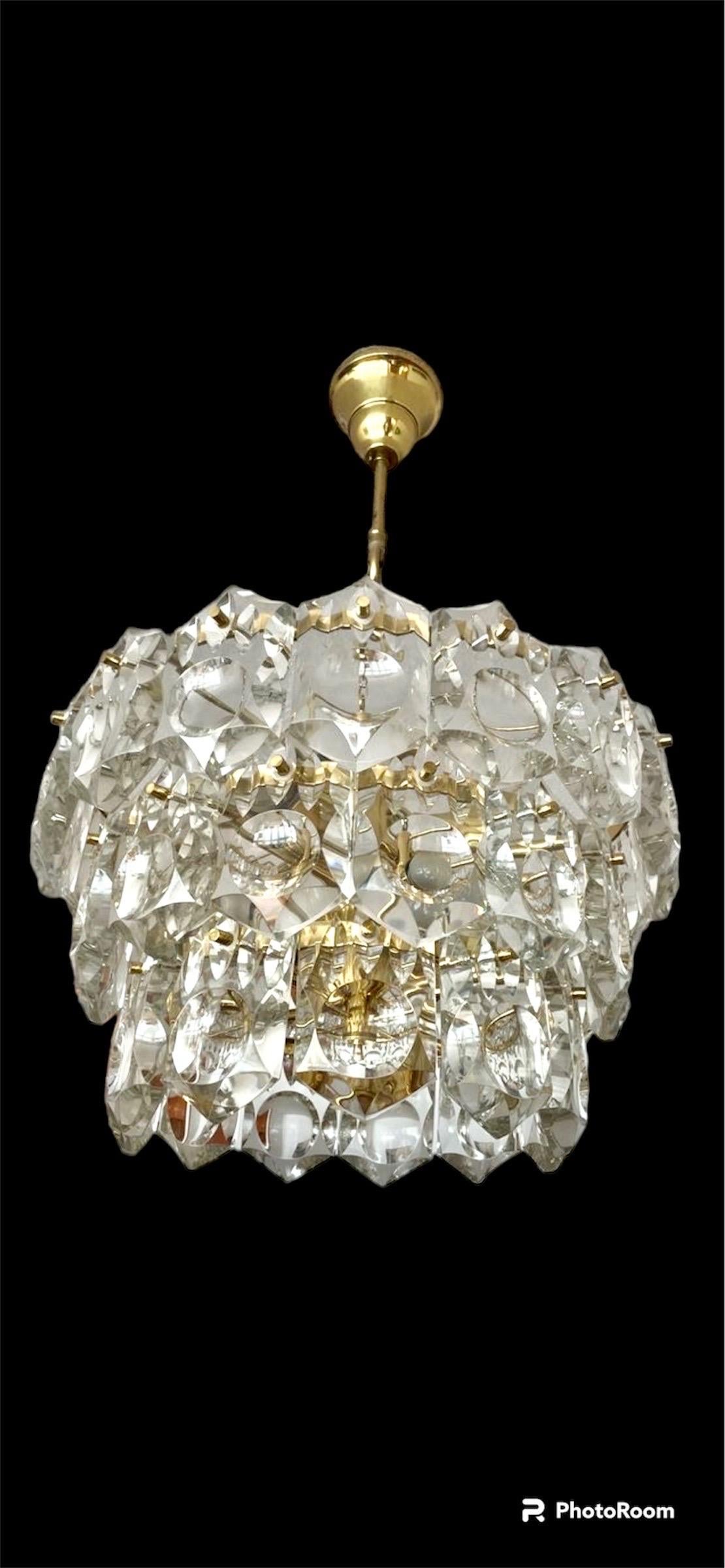 Exceptional Kinkeldey chandelier with large glass. The Design and the quality of the glass make this piece the best of the Austria Design.

This unique Kindeldey glass chandelier in ice frost glass murano are exceptional.

This Pieces of Arts glass