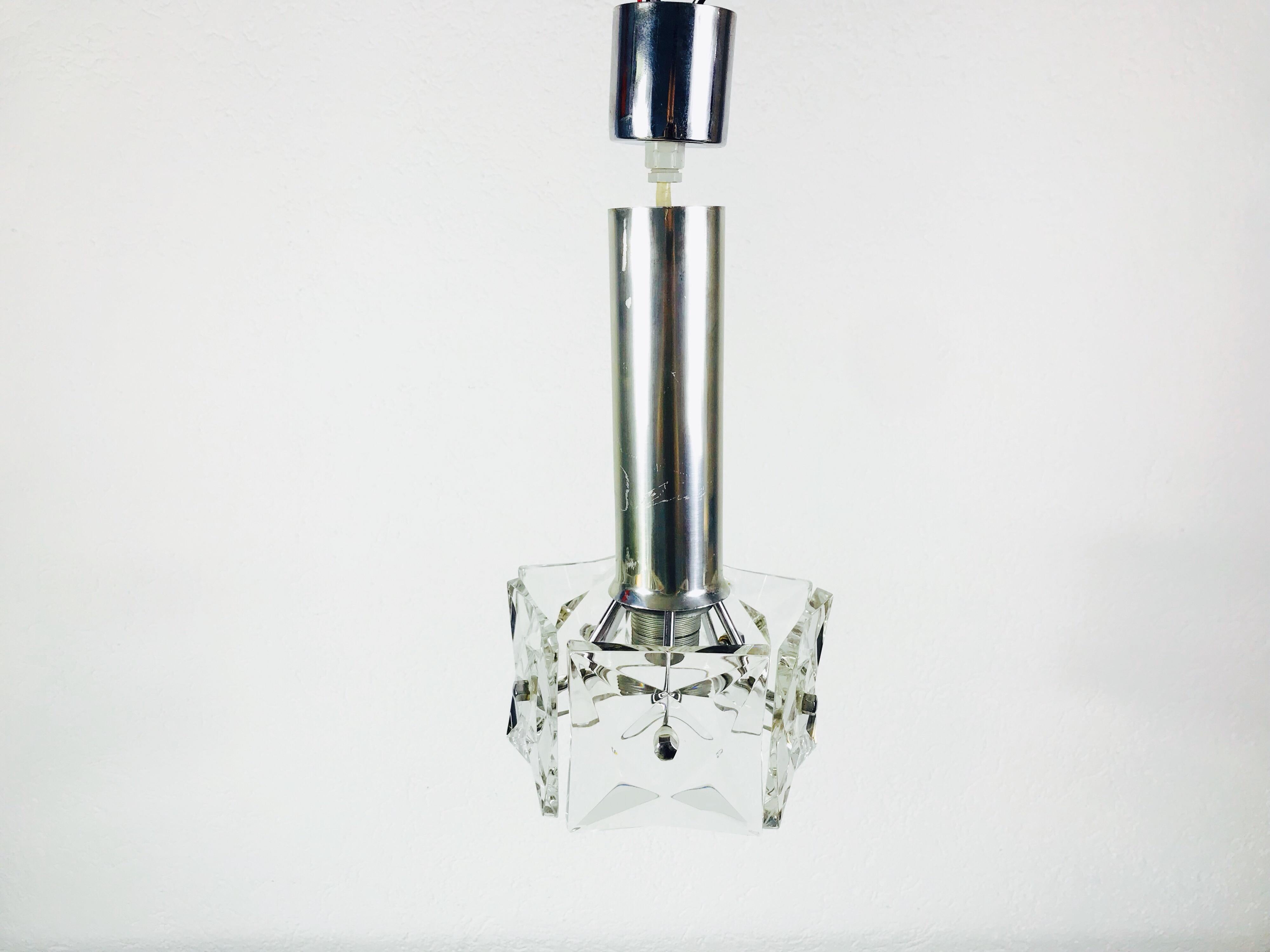 Ein Kinkeldey-Kronleuchter aus Eisglas, hergestellt in Deutschland in den 1960er Jahren. Die Leuchte besteht aus einem Aluminiumgehäuse und fünf Teilen aus Eisglas.

Abmessungen:

Höhe 40 cm

Durchmesser 19 cm

Die Leuchte benötigt eine