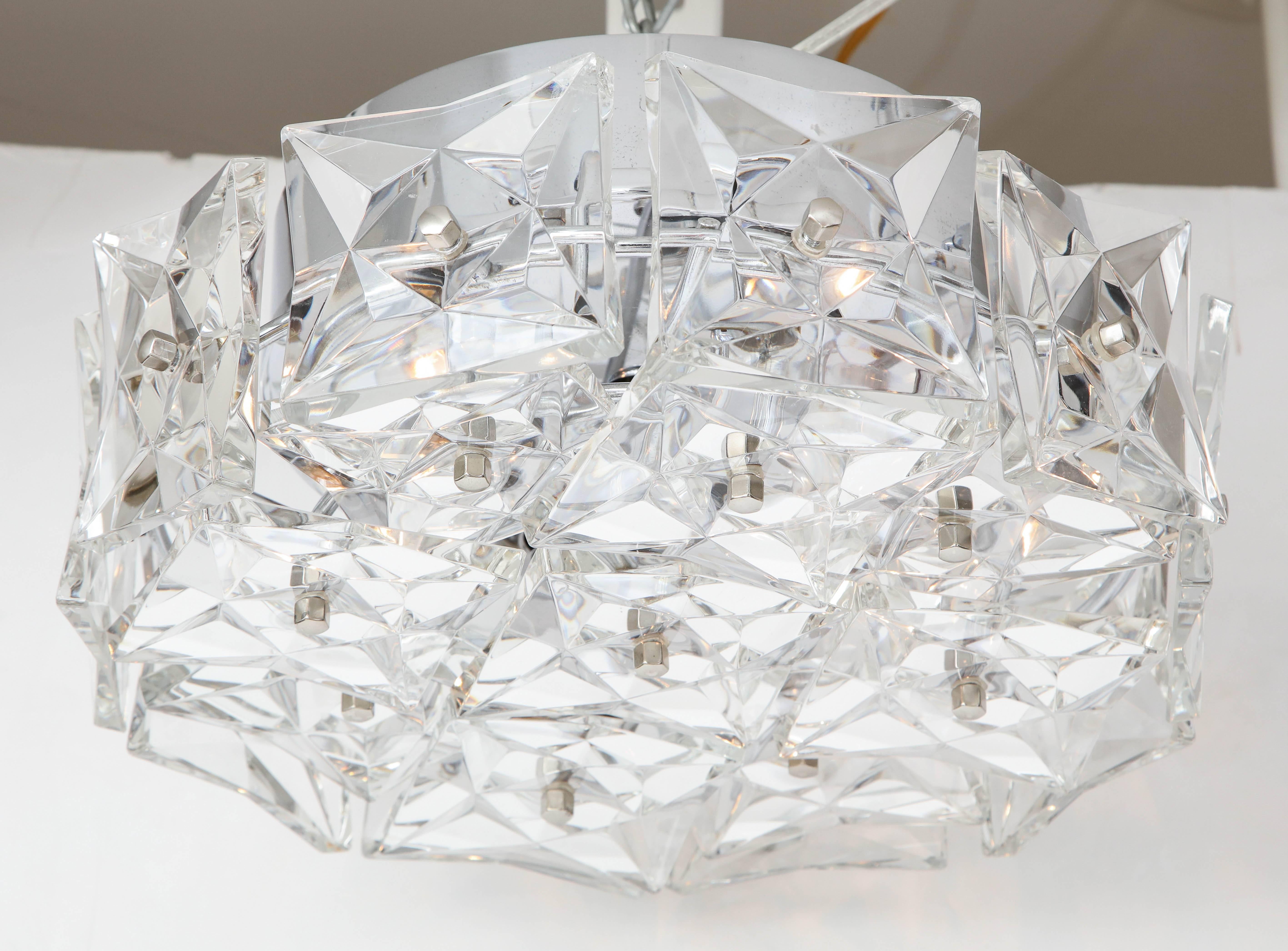 Luminaire encastré ultra glamour présentant des prismes en cristal autrichiens carrés et taillés en profondeur sur un cadre en nickel poli. Le luminaire abrite cinq sources lumineuses. Recâblé pour une utilisation aux États-Unis.

  