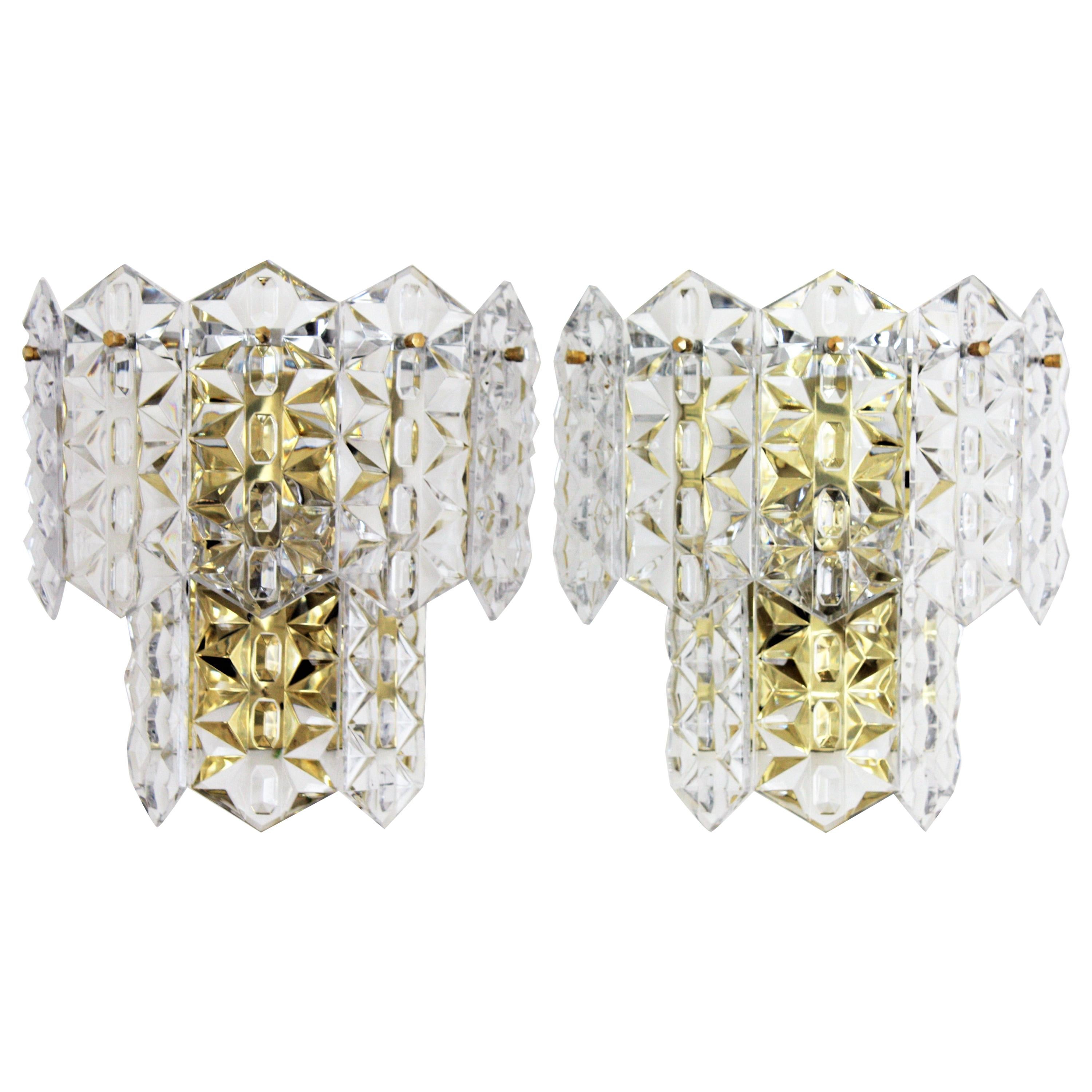 Pair of two-tier Kinkeldey wall lights with oversized rectangular crystals, Germany, 1970s.
Brass hardware; each wall light has 8 cut diamond richly faceted large crystals.
Measures: 32 cm H x 30 cm W x 16 cm D / each; 12.59 in H x 11.81 in W x