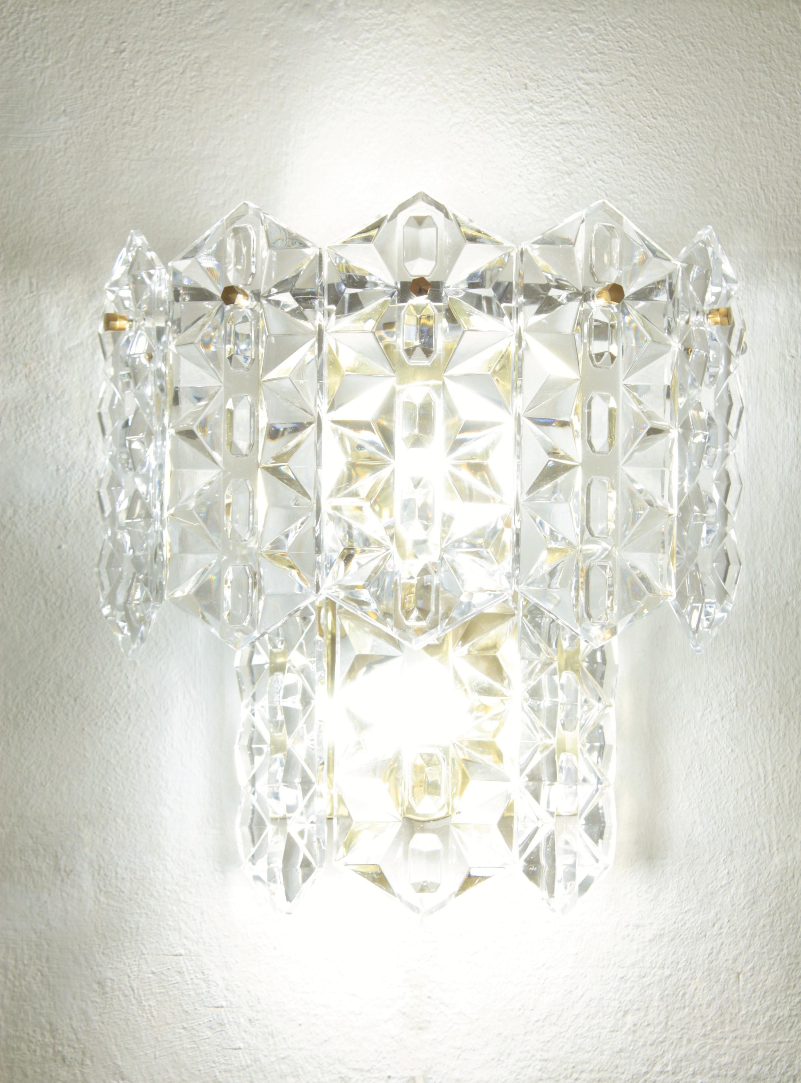 20th Century Pair of Kinkeldey Wall Sconces in Faceted Crystal and Brass For Sale