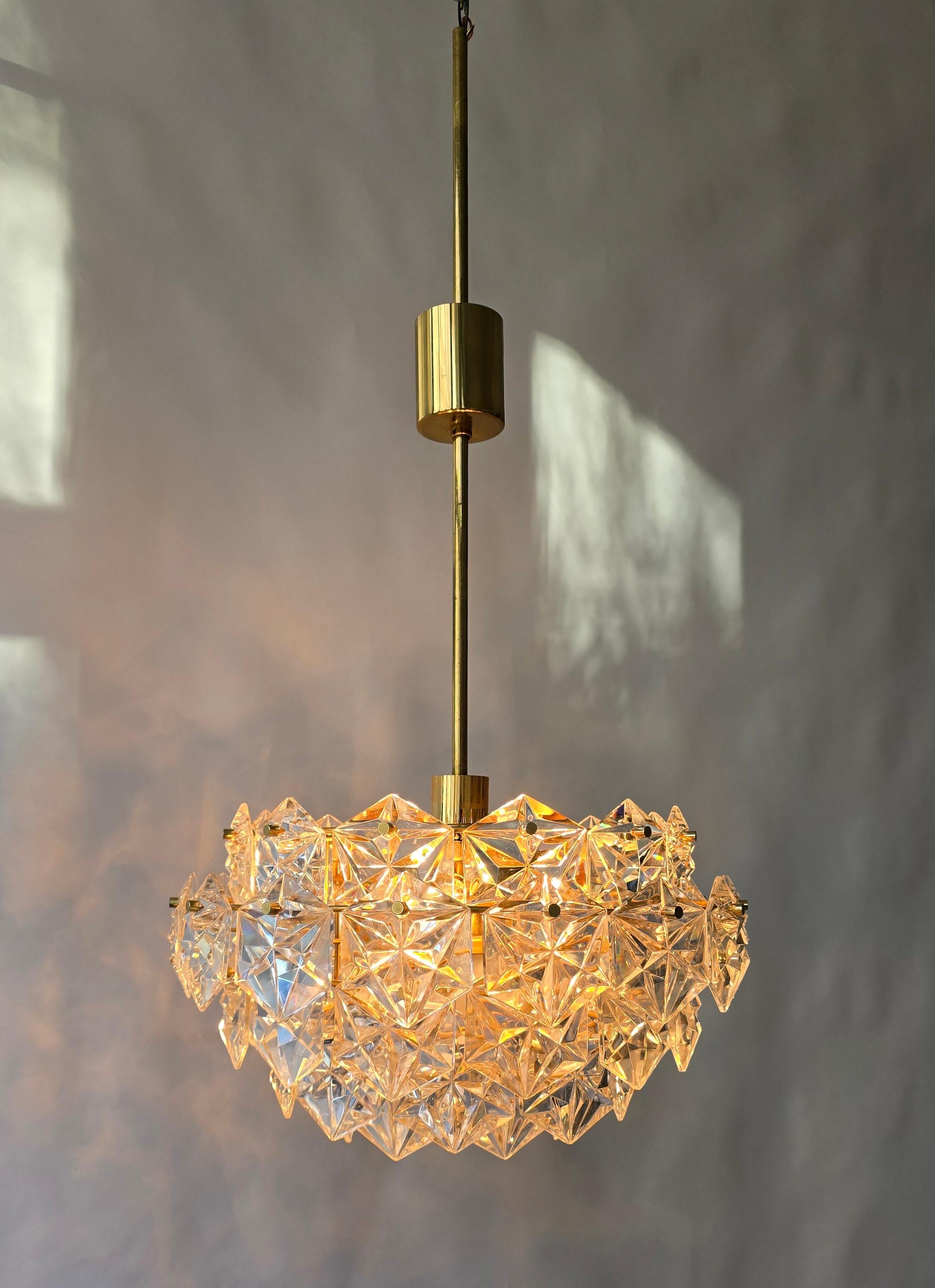 Lustre Vintage Kinkeldey à cinq niveaux en cristal avec cadre en laiton doré, Allemagne, années 1960

Exceptionnel lustre à cinq niveaux du célèbre fabricant allemand Kinkeldey, fabriqué dans les années 1960. Cette pièce saisissante présente de