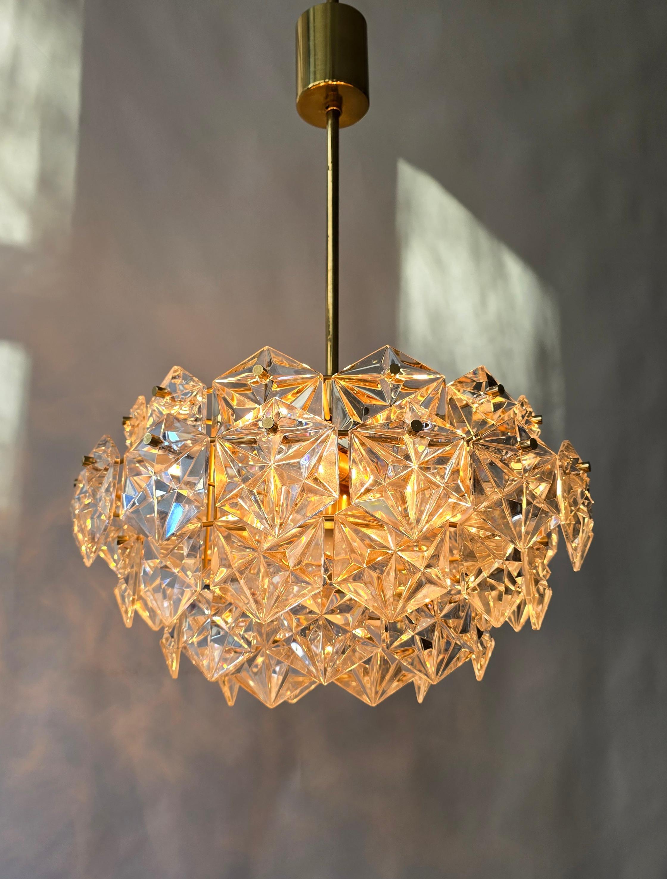 Mid-Century Modern Kinkeldey Lustre à cinq niveaux en cristal avec cadre en laiton doré en vente