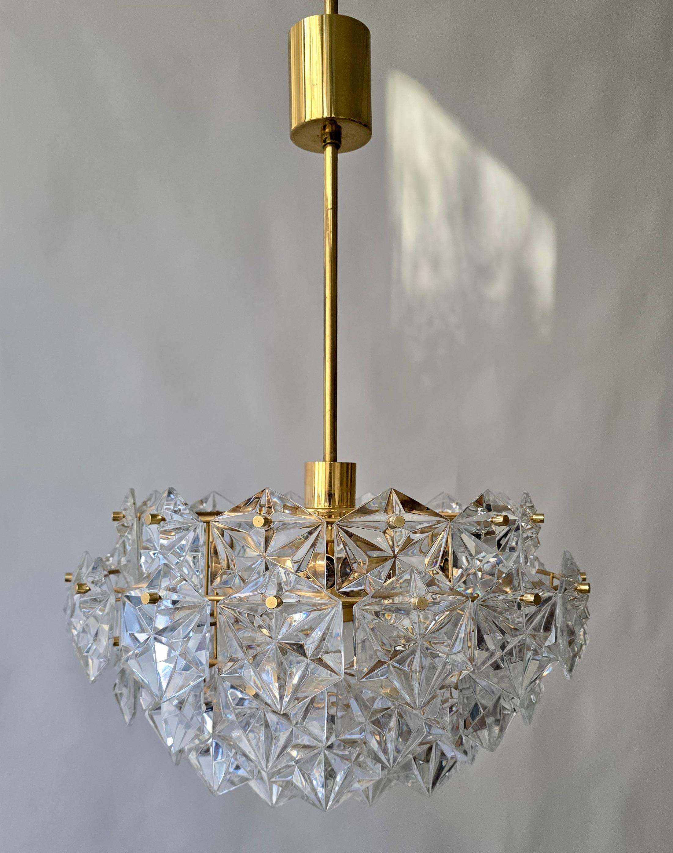 Allemand Kinkeldey Lustre à cinq niveaux en cristal avec cadre en laiton doré en vente