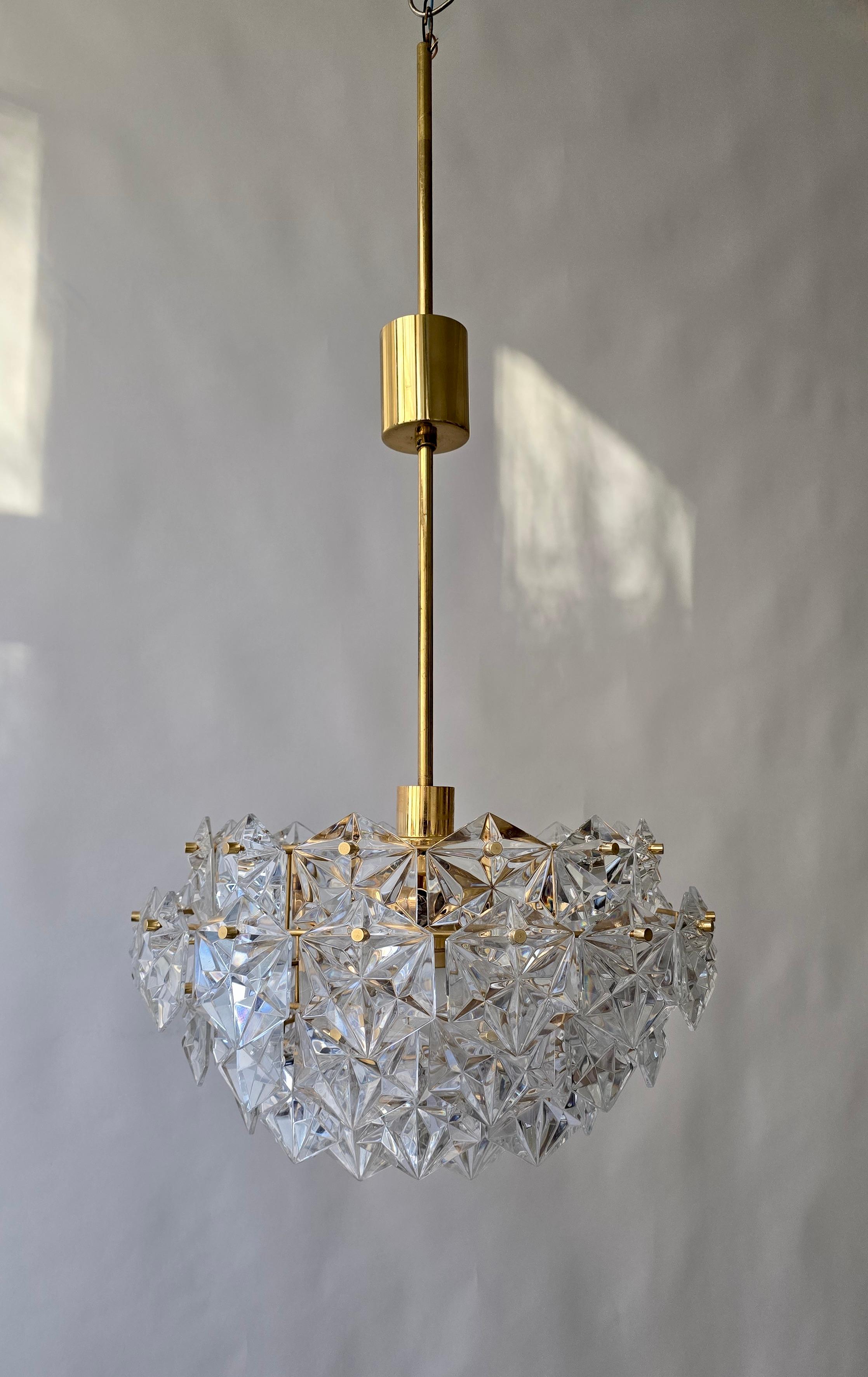 Kinkeldey Lustre à cinq niveaux en cristal avec cadre en laiton doré Bon état - En vente à Antwerp, BE