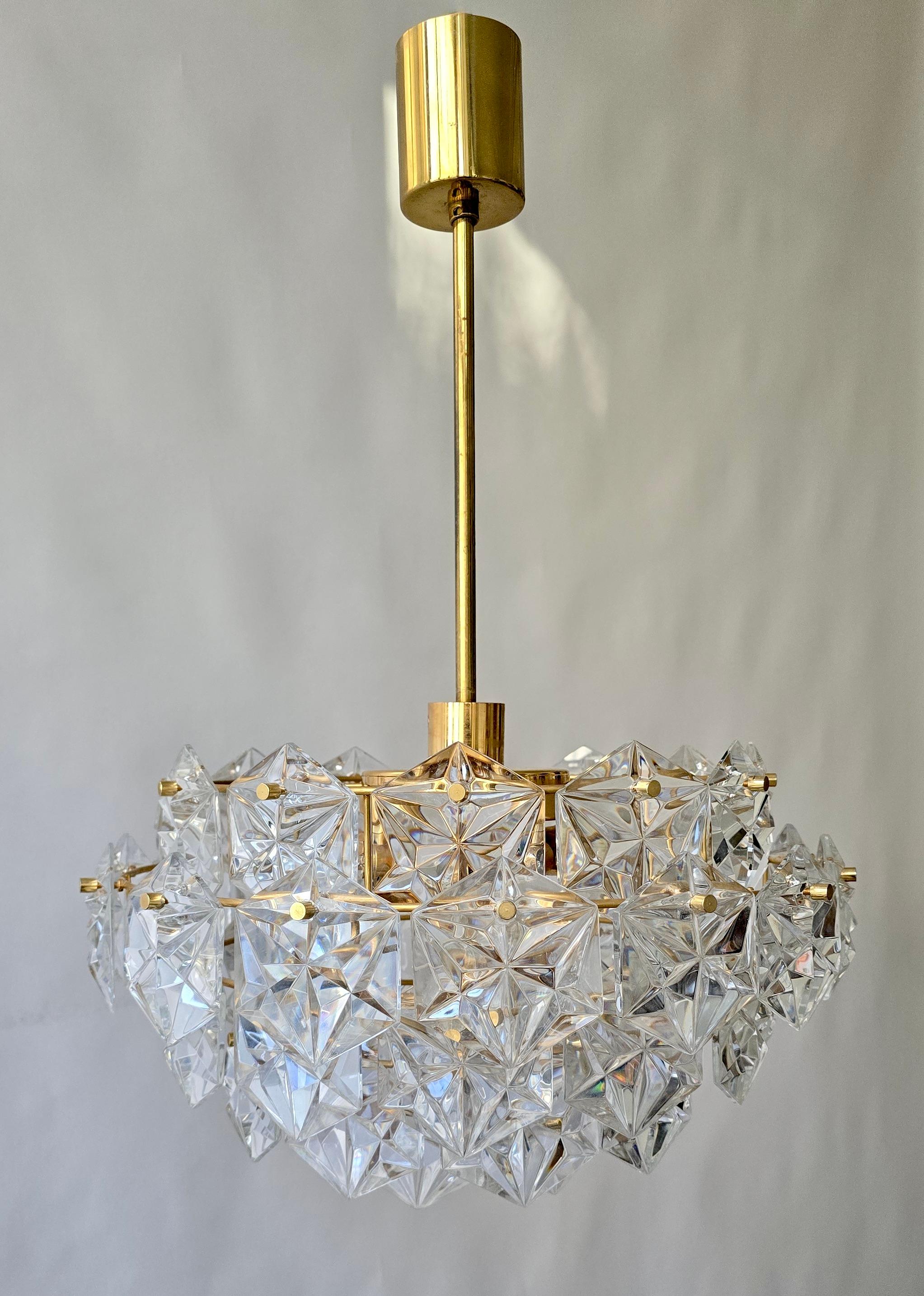 20ième siècle Kinkeldey Lustre à cinq niveaux en cristal avec cadre en laiton doré en vente