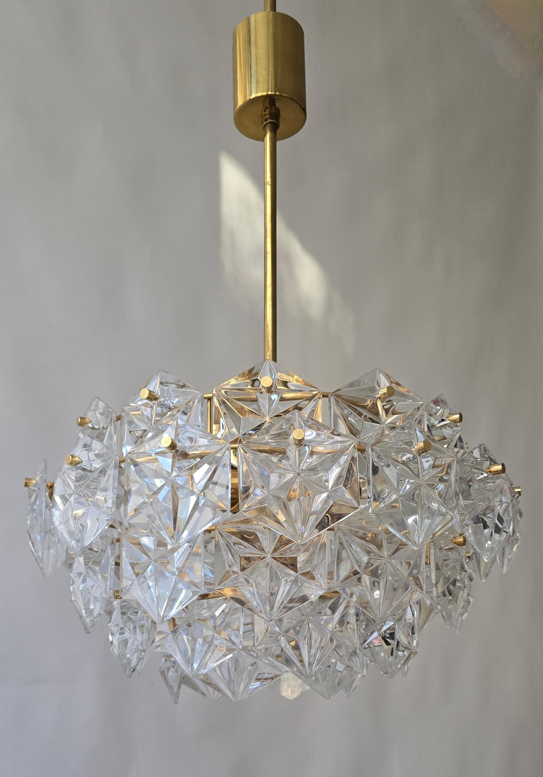 Laiton Kinkeldey Lustre à cinq niveaux en cristal avec cadre en laiton doré en vente