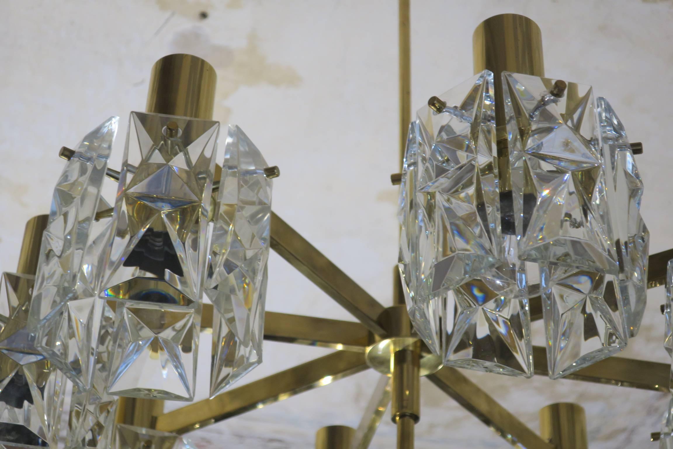 Kinkeldey Midcentury Faceted Crystal and Brass Chandelier, 1960s In Good Condition For Sale In Berlin, DE